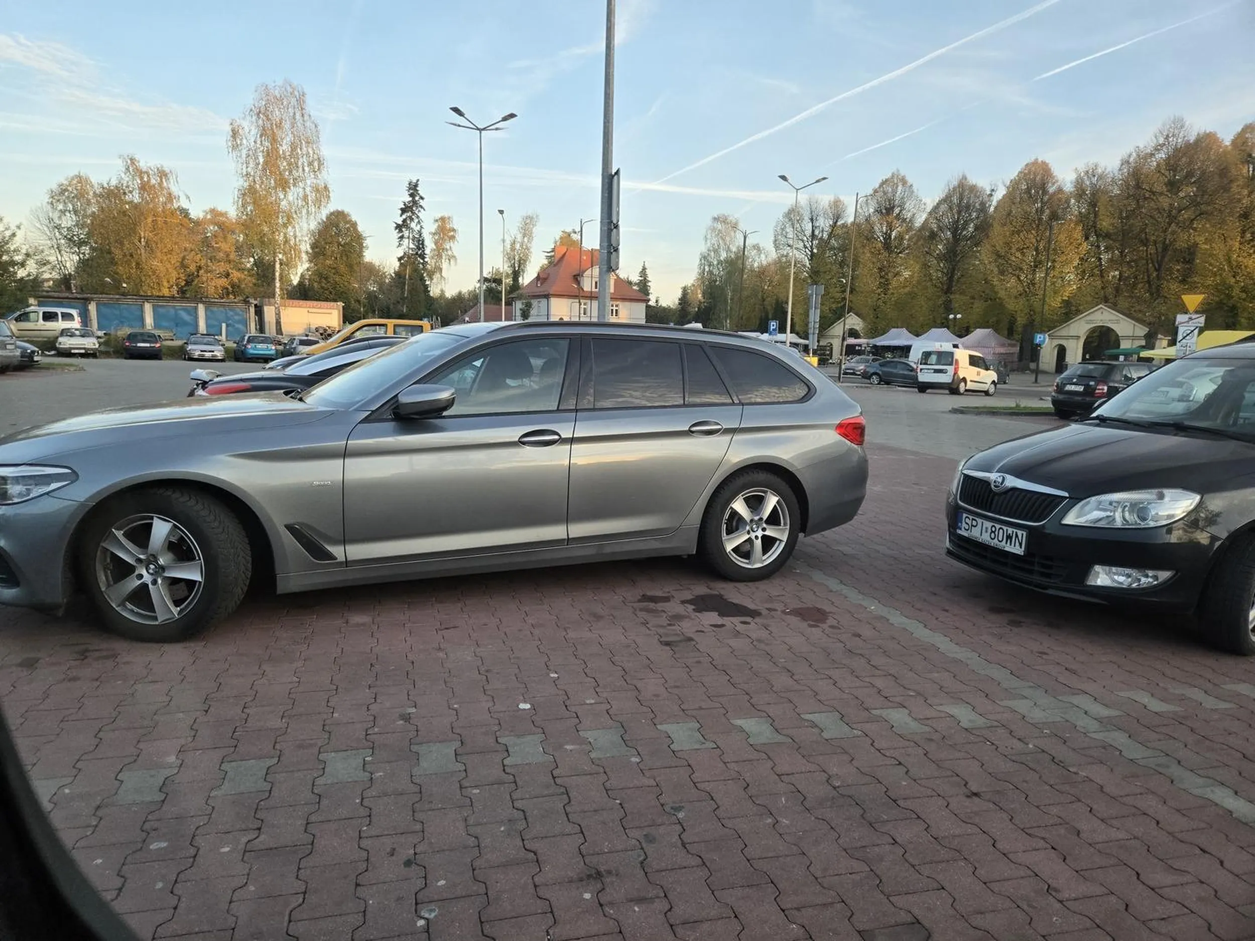 Troglodyta parkując zamiast zająć jedno miejsce, zajął cztery.