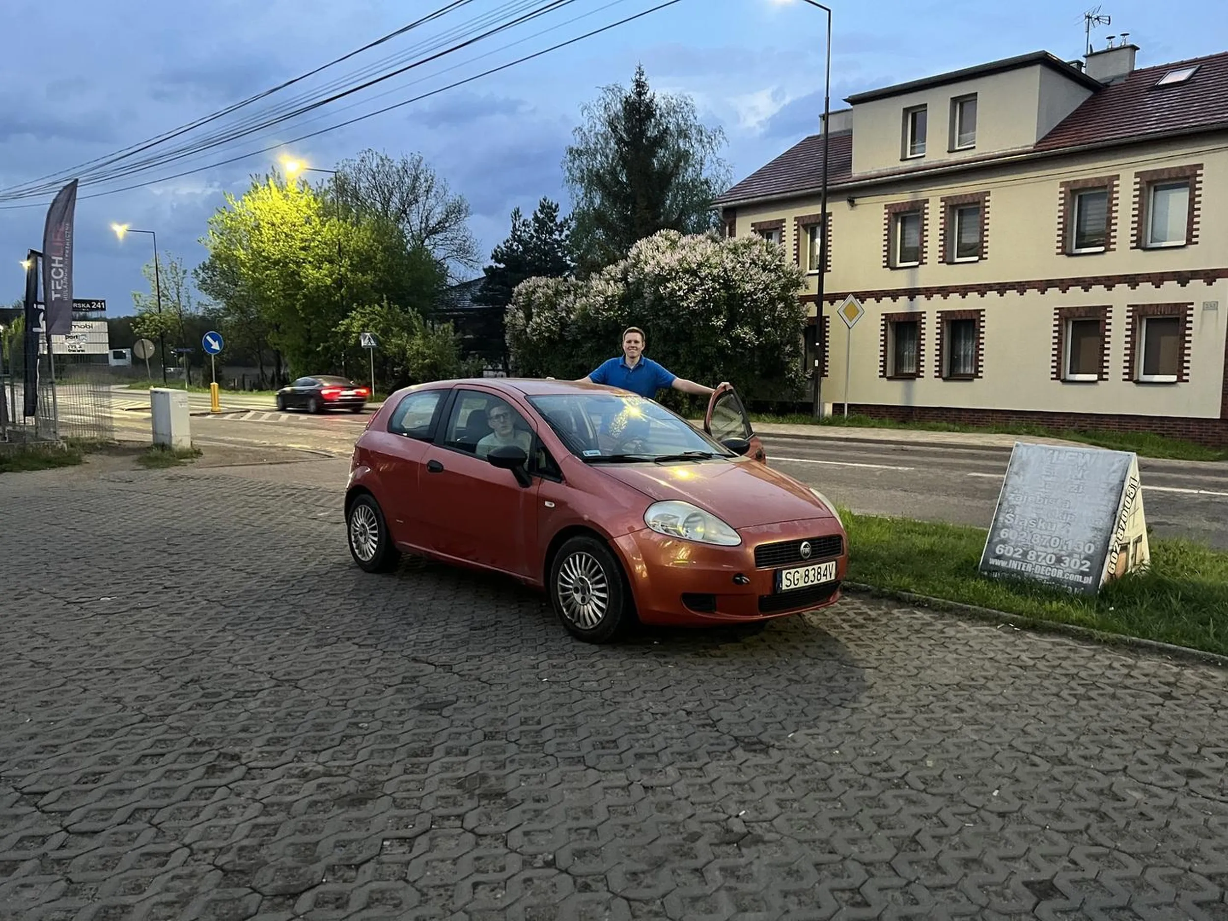 Kolejny, który zakłada, że jego turbo Fiat może stawać w poprzek parkingu pod sklepem, bo czemu nie. Po zwróceniu uwagi zaczyna obrażać. Brawo za wychowanie ? kto takim ludziom daje prawo jazdy?!
