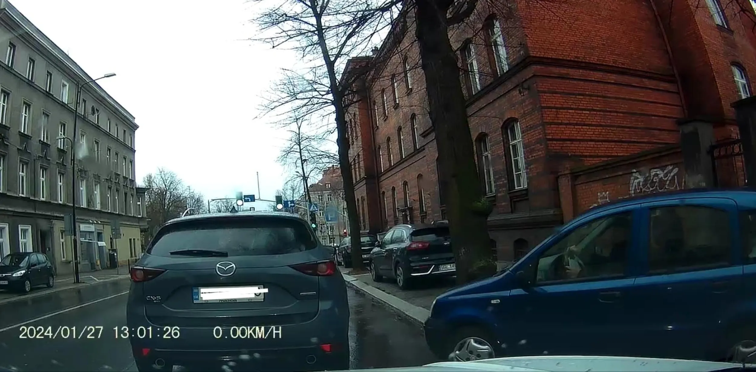 Dziad włącza się do ruchu z chodnika, bez kierunkowskazu. A właściwie wymusza wpuszczenie. A za mną nikogo... Na światłach, gdy mu chcę zwrócić uwagę, to zaczyna od pokazania środkowego palca... Ktoś kiedyś mu w końcu przyppp_doli :)