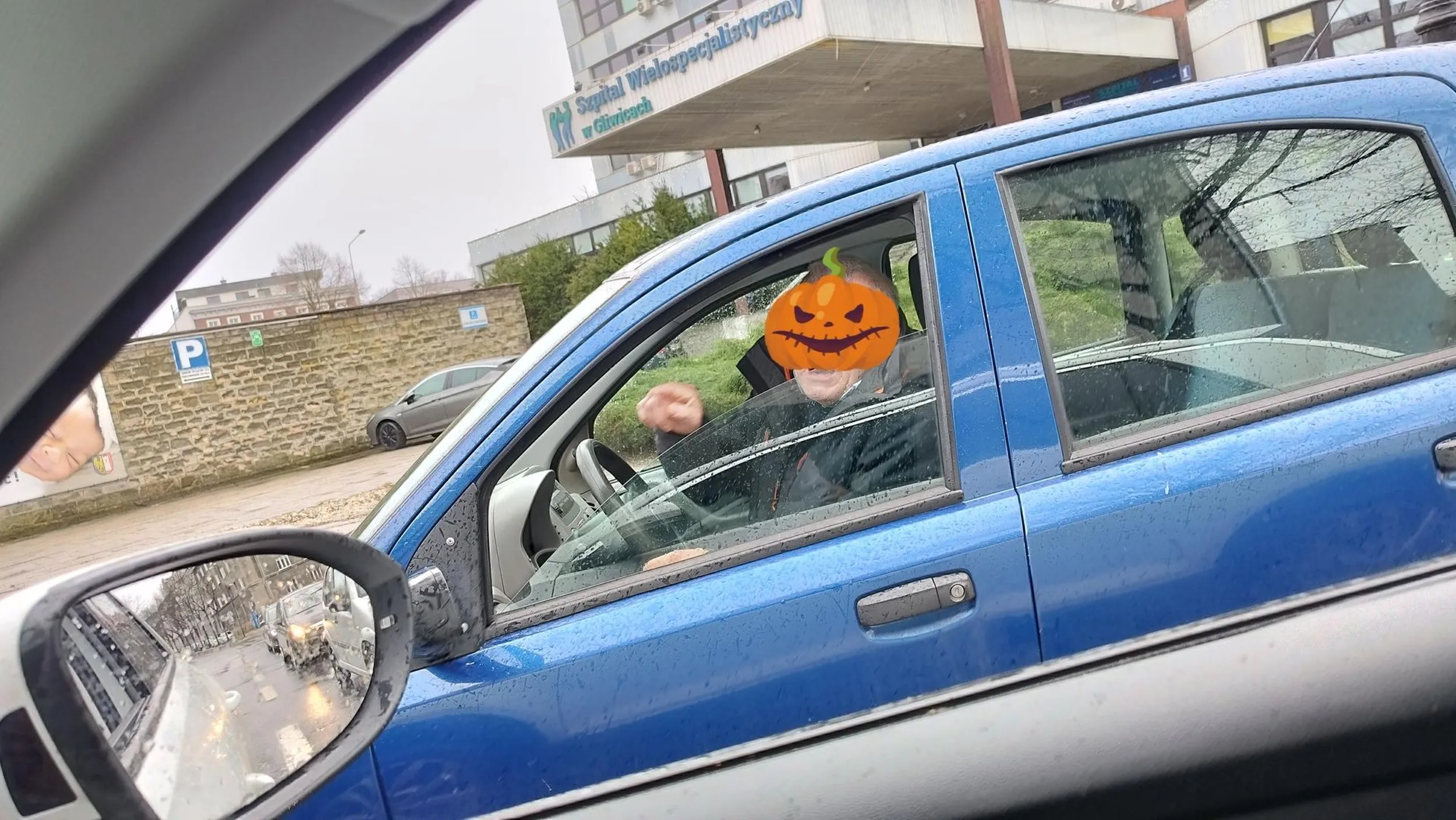 Dziad włącza się do ruchu z chodnika, bez kierunkowskazu. A właściwie wymusza wpuszczenie. A za mną nikogo... Na światłach, gdy mu chcę zwrócić uwagę, to zaczyna od pokazania środkowego palca... Ktoś kiedyś mu w końcu przyppp_doli :)