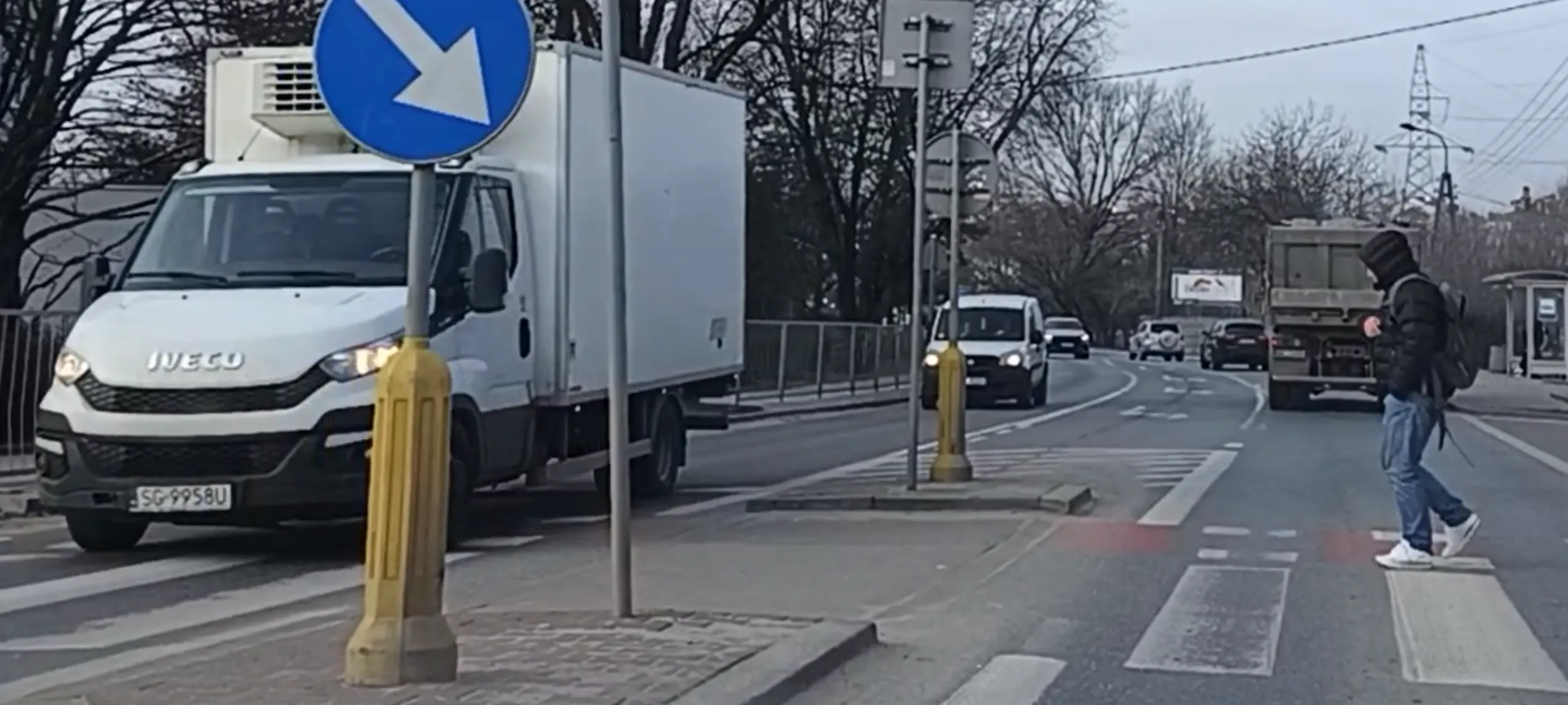 Kierowca to zabójca drogowy bo nie ustępuje pieszym pierwszeństwa na pasach przejścia dla pieszych w Warszawie.