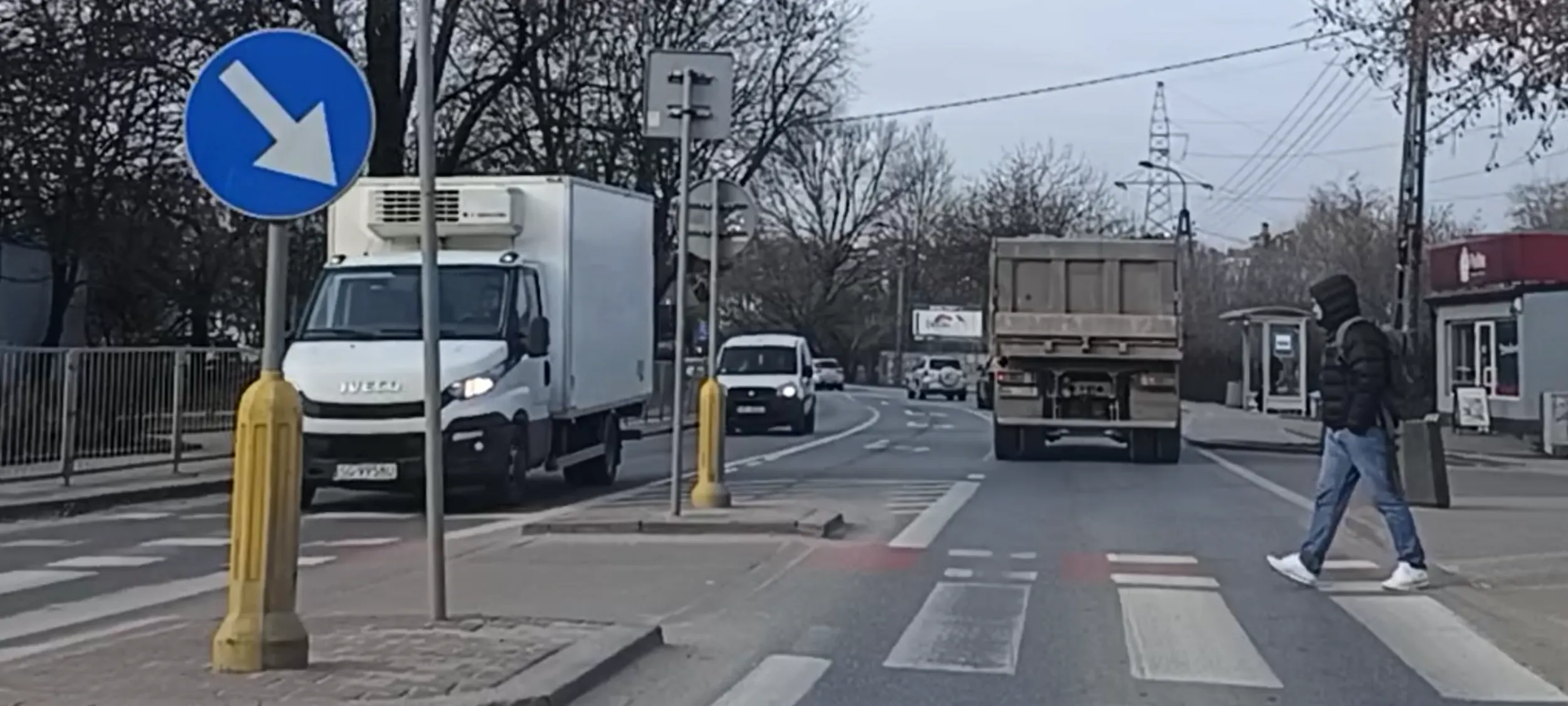 Kierowca to zabójca drogowy bo nie ustępuje pieszym pierwszeństwa na pasach przejścia dla pieszych w Warszawie.