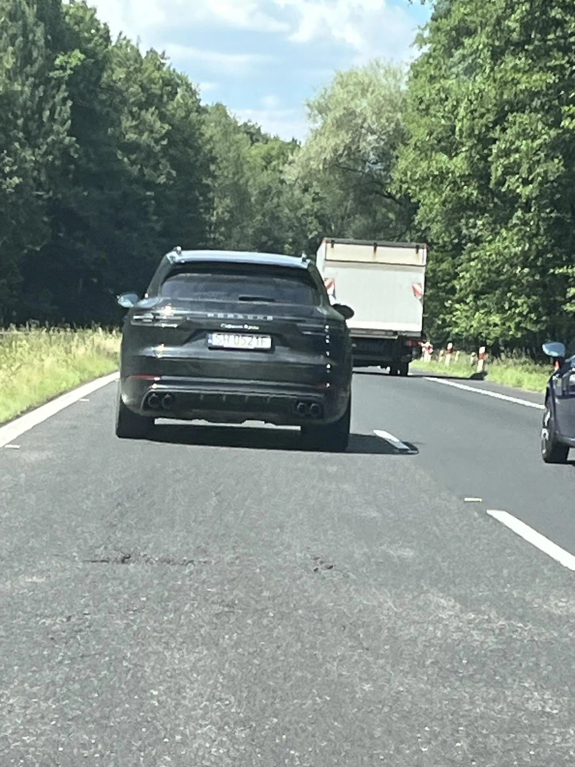 Wyprzedzanie prawem pasem, miganie długimi, chamstwo