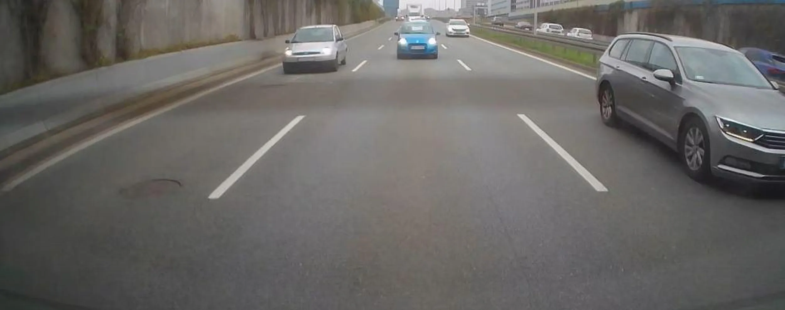 tyle miejsca z tyłu ale nie, będę się wciskał tam gdzie nie ma miejsca...