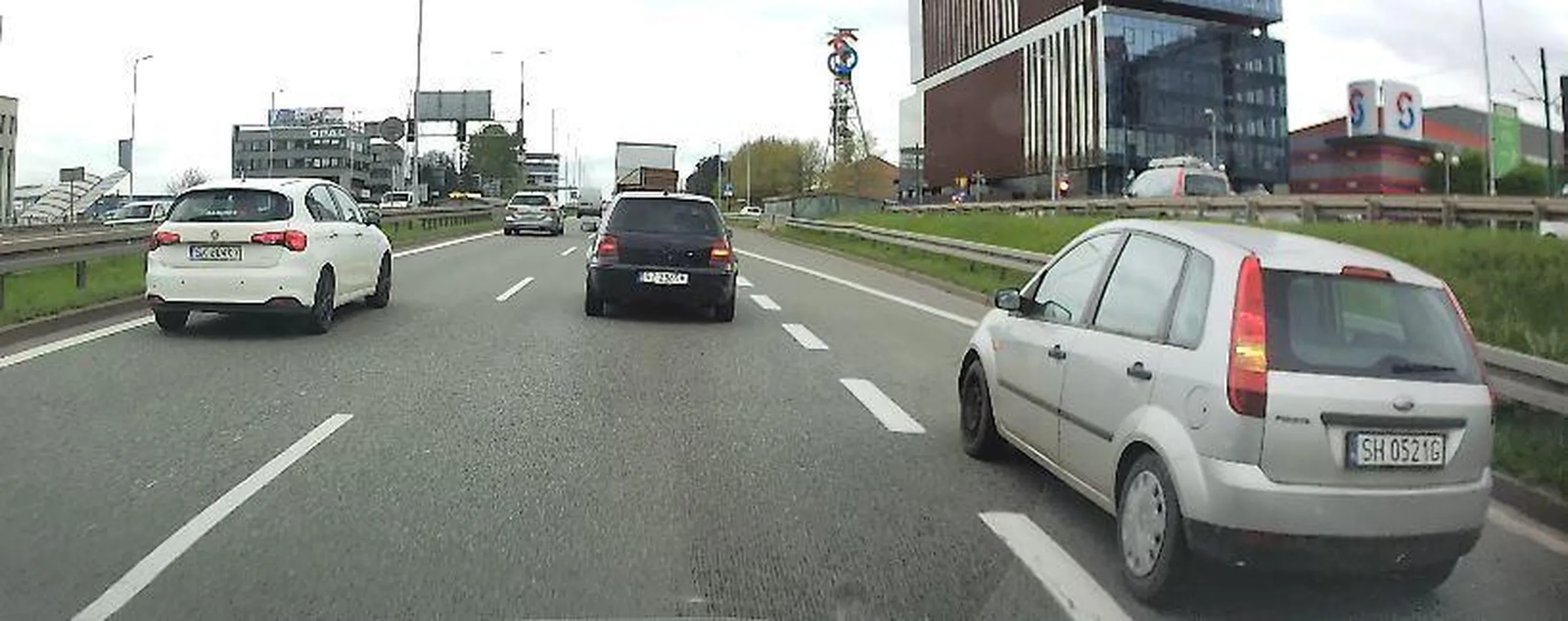 tyle miejsca z tyłu ale nie, będę się wciskał tam gdzie nie ma miejsca...