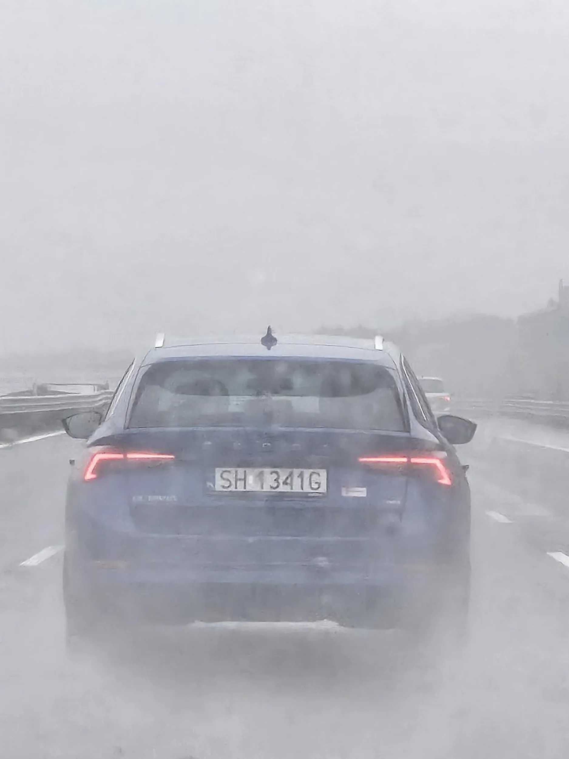 Nawala długimi jak na dyskotece, potem zajeżdża drogę.