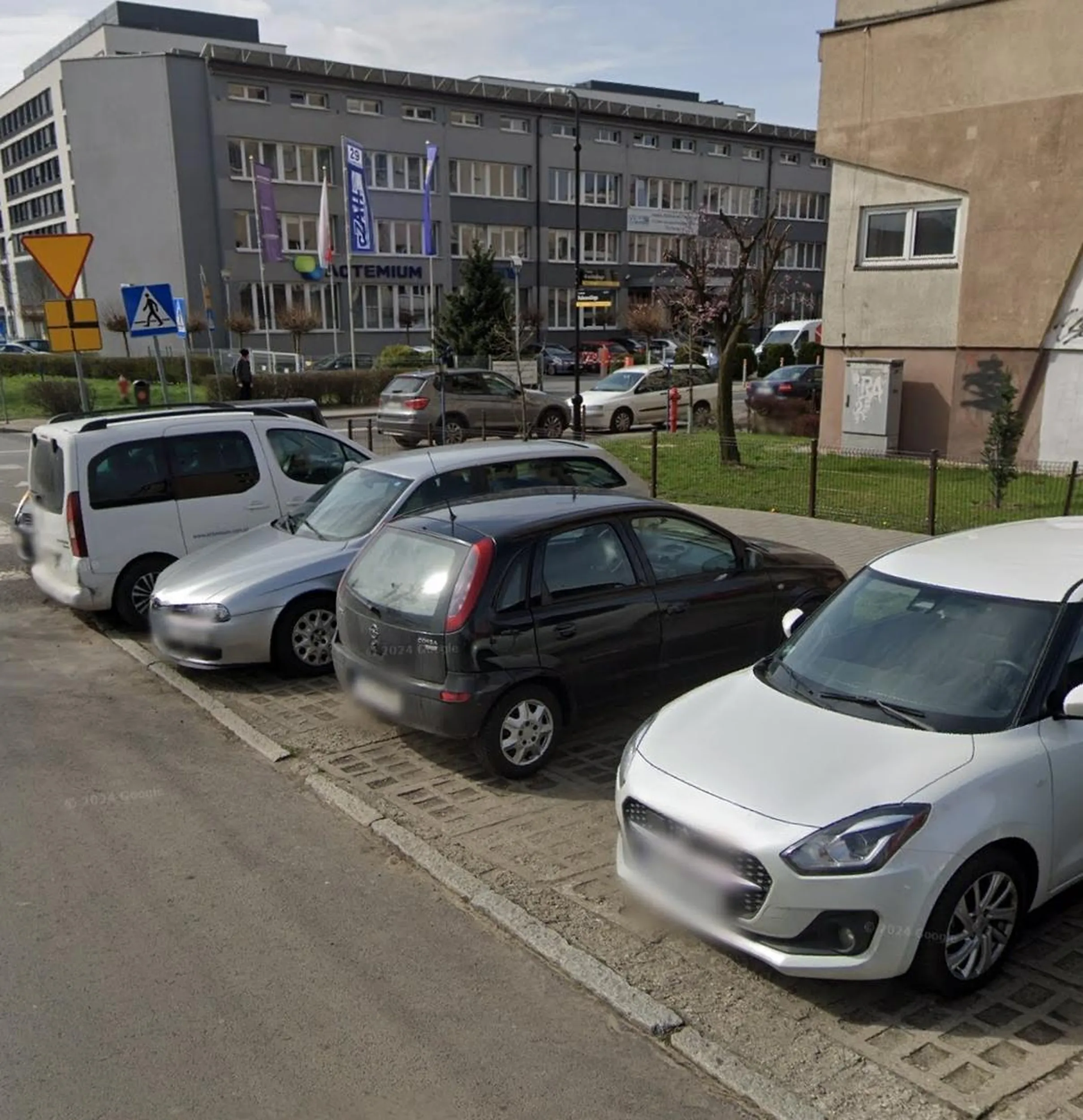 Chorzów! Wielkie oklaski za parkowanie. Wrzucam Ci jeszcze zdjęcie z map Google, żebyś się nauczył parkować, bo takim zachowaniem zająłeś dwa miejsca parkingowe, ale rozumiem że w święta jesteś najważniejszy.