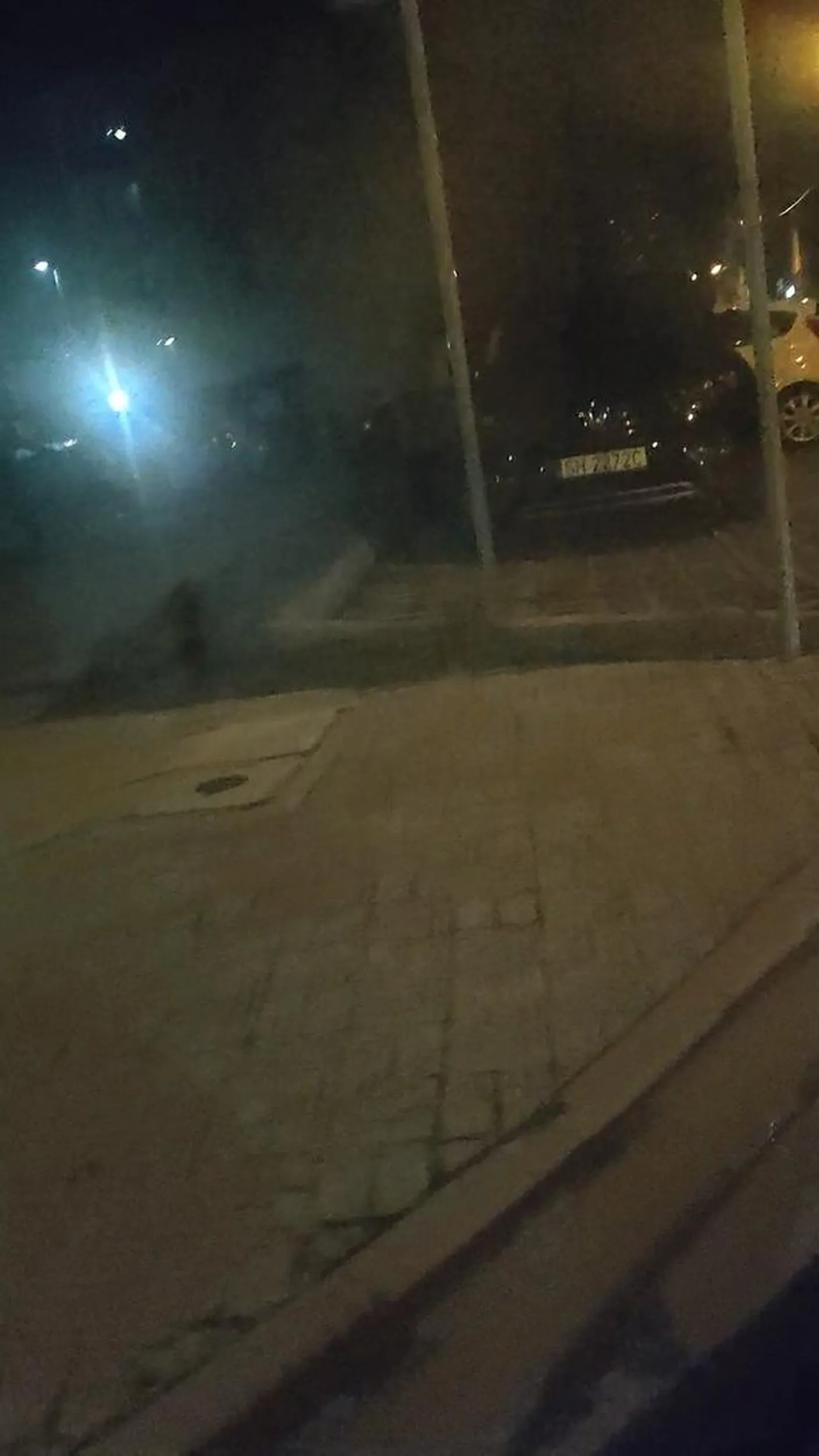 Chorzów! Wielkie oklaski za parkowanie. Wrzucam Ci jeszcze zdjęcie z map Google, żebyś się nauczył parkować, bo takim zachowaniem zająłeś dwa miejsca parkingowe, ale rozumiem że w święta jesteś najważniejszy.