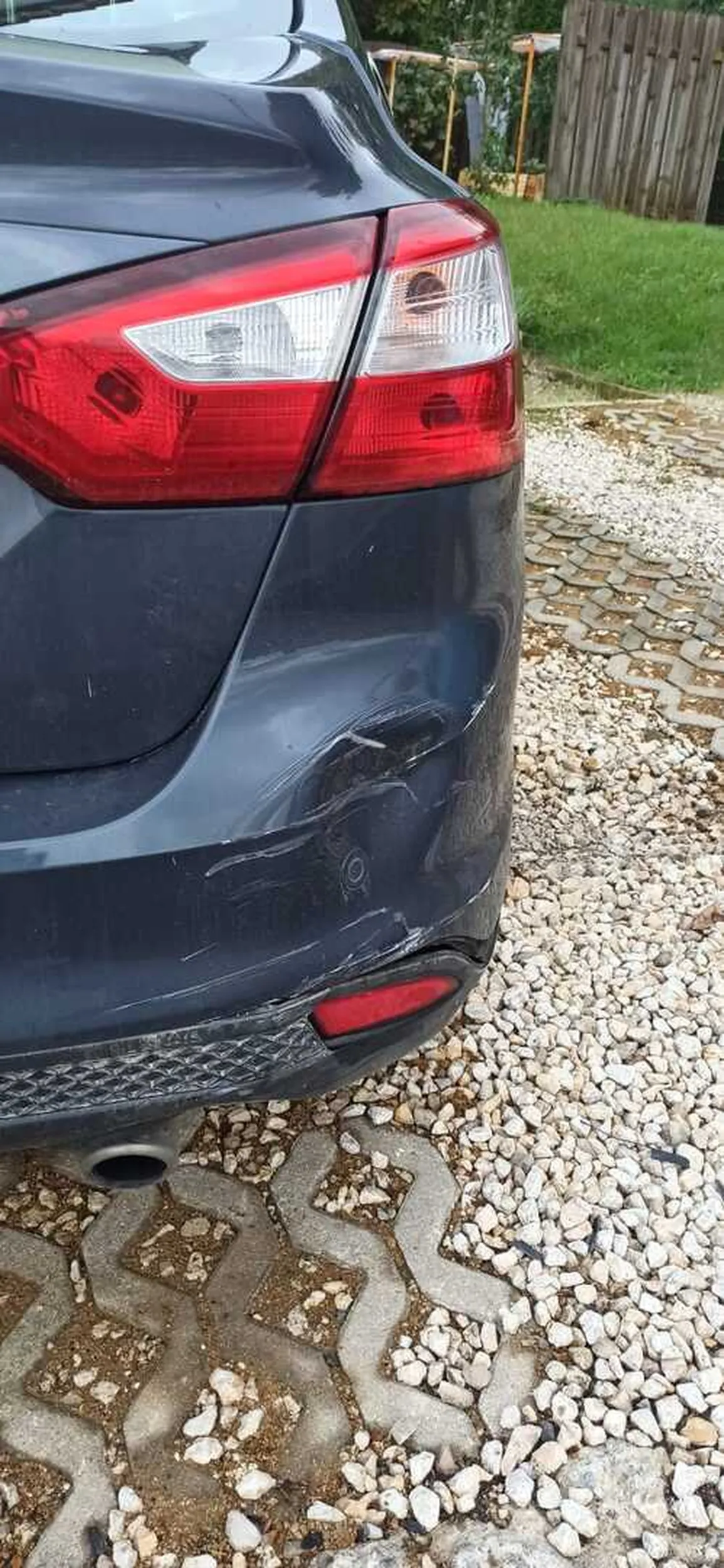 Koleszka pod wpływem alkoholu wjechał mi w auto na parkingu, uszkodził cały tylny zderzak + zarysował felgi kamieniami i uciekł z miejsca zdarzenia, dodatkowo zgubił tablice i nie raczył schować :)