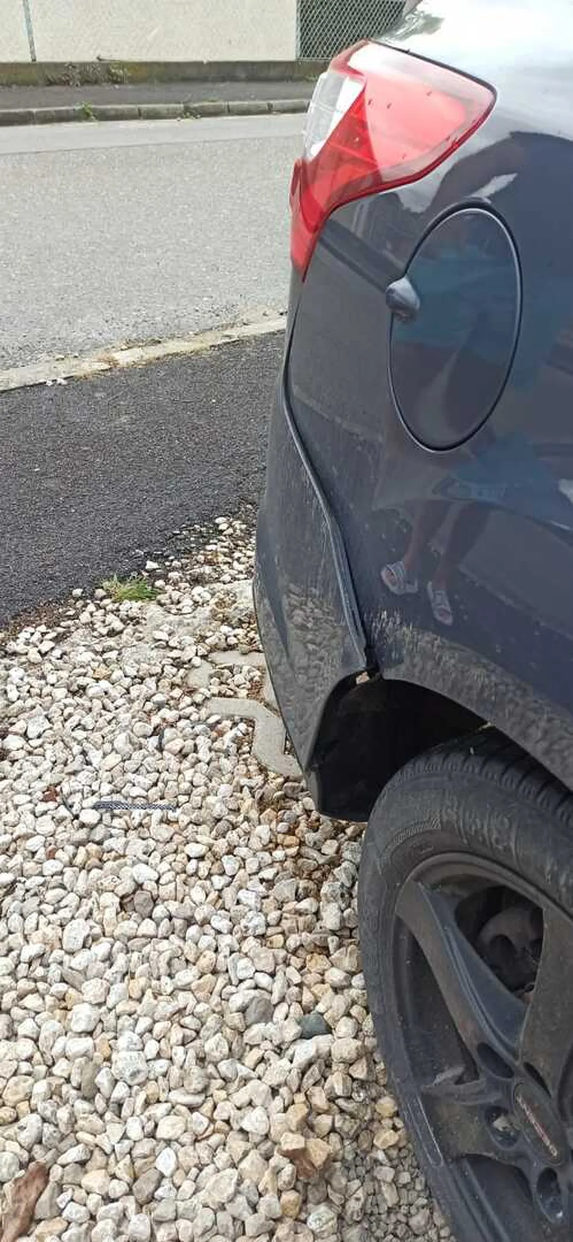 Koleszka pod wpływem alkoholu wjechał mi w auto na parkingu, uszkodził cały tylny zderzak + zarysował felgi kamieniami i uciekł z miejsca zdarzenia, dodatkowo zgubił tablice i nie raczył schować :)