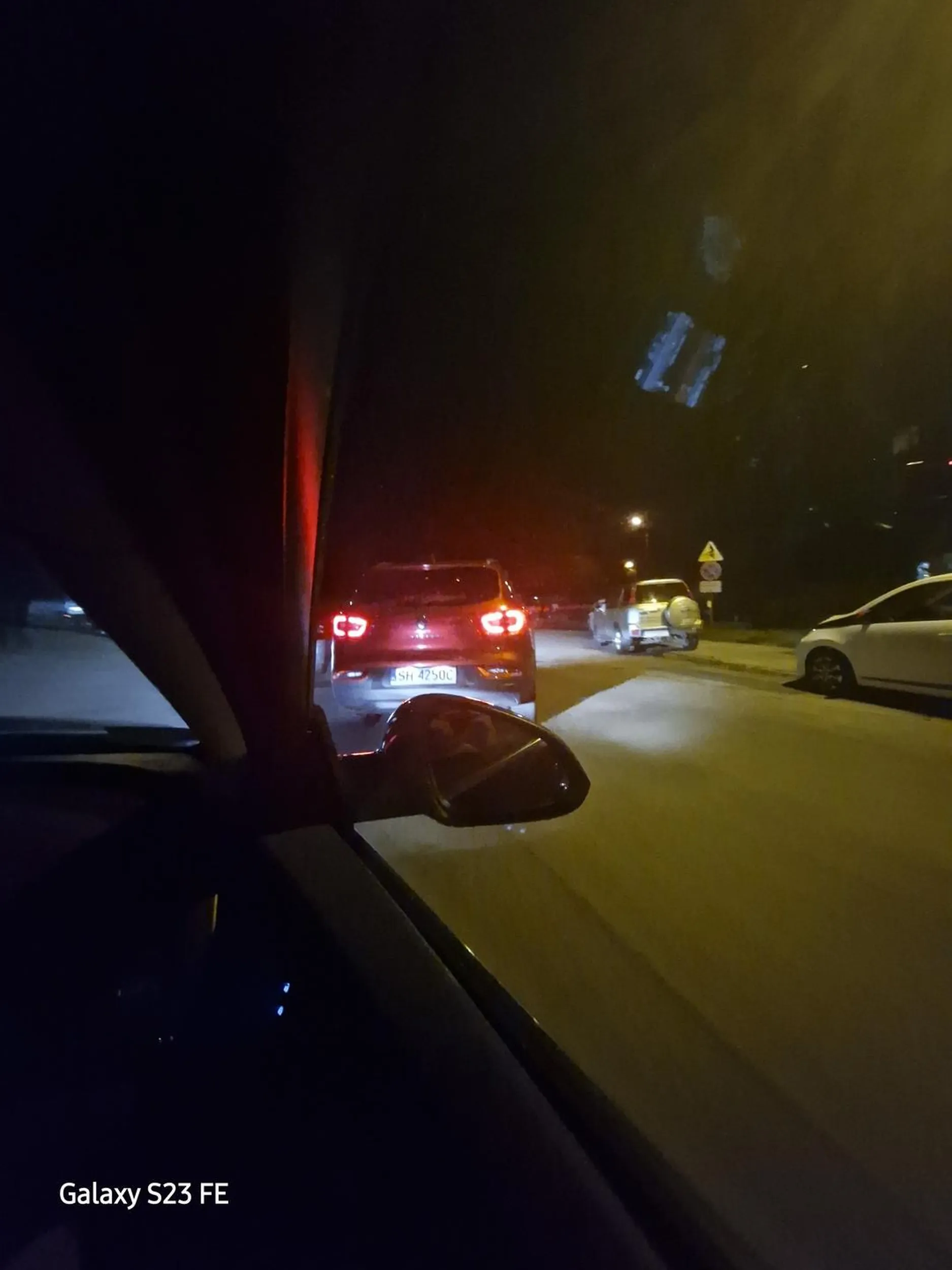 Pajac parkuje na wjeździe na parking