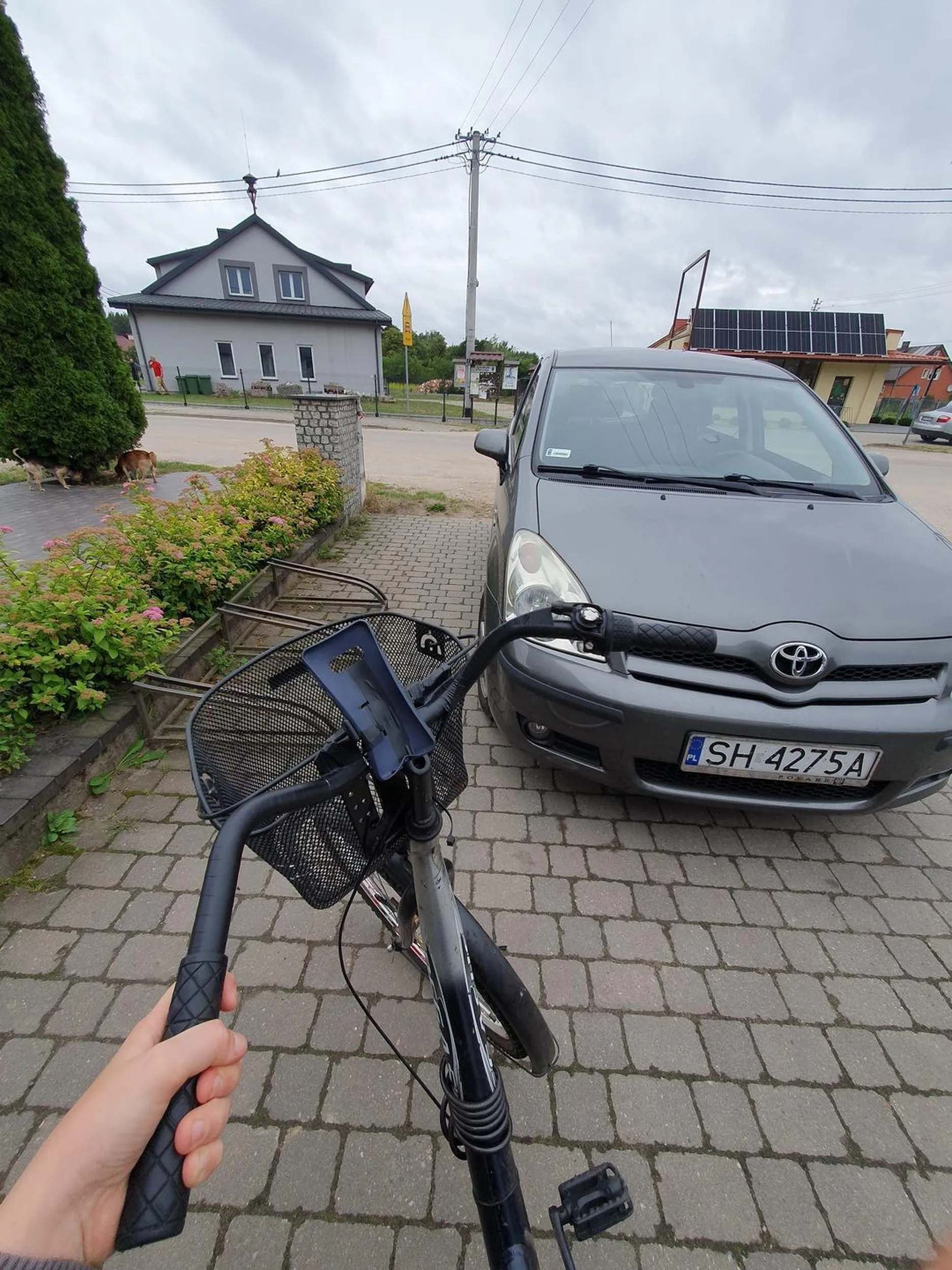 Kolo zastawia stojak dla rowerów, wystarczyło by zaparkować troszeczkę dalej bo miejsce jest. GENIUSZ