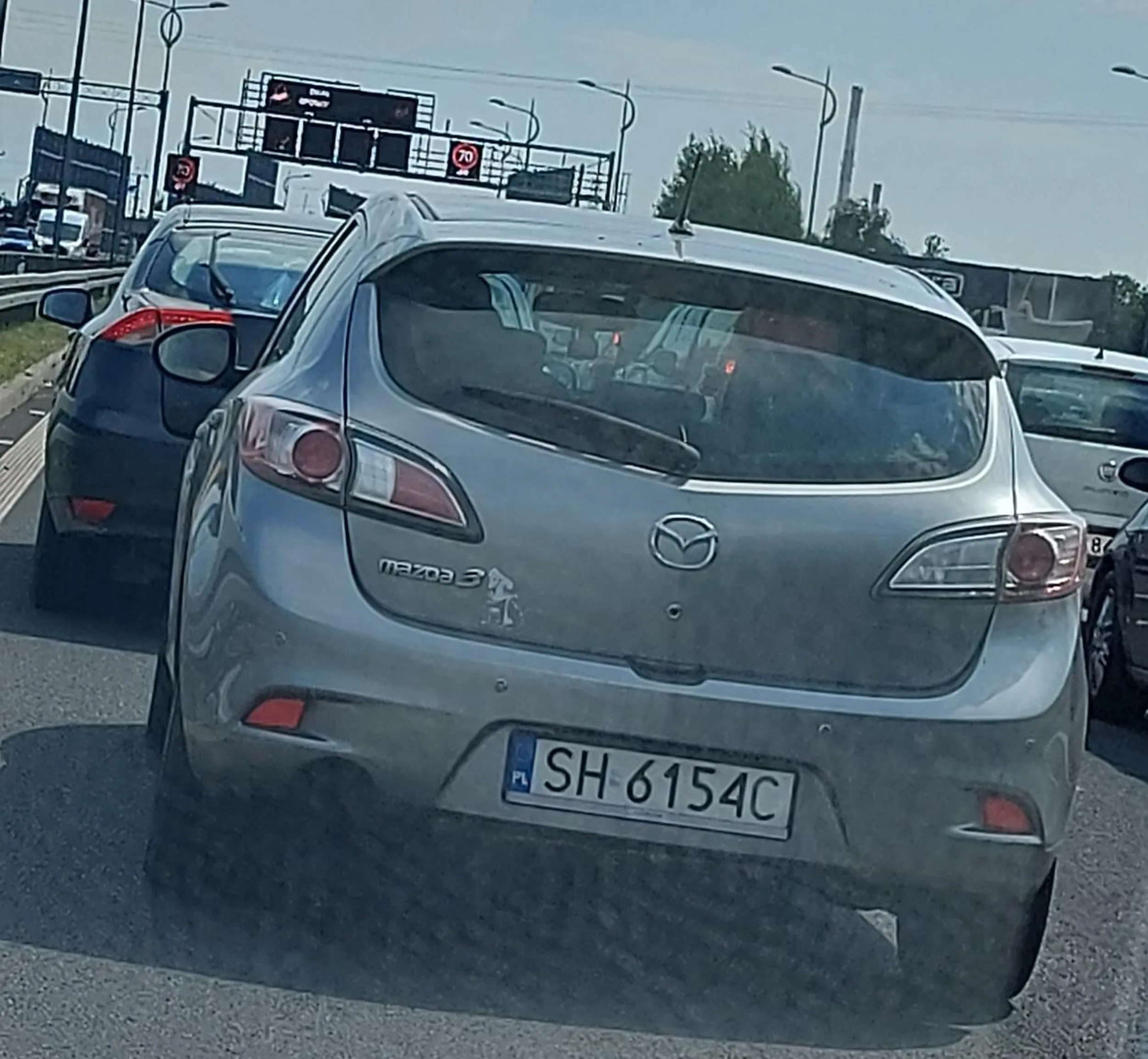 Pan nie popisał się kulturą na drodze ... zwykły prostaczek zapatrzony w siebie . Zjechał do krawędzi pasa by uniemożliwić wjazd do skrętu.  Innemu nie pozwolił zmienić pasu ruchu . Chciałem mu zwrócić uwagę , niestety udawał że mnie nie widzi i schował twarz w krocze .