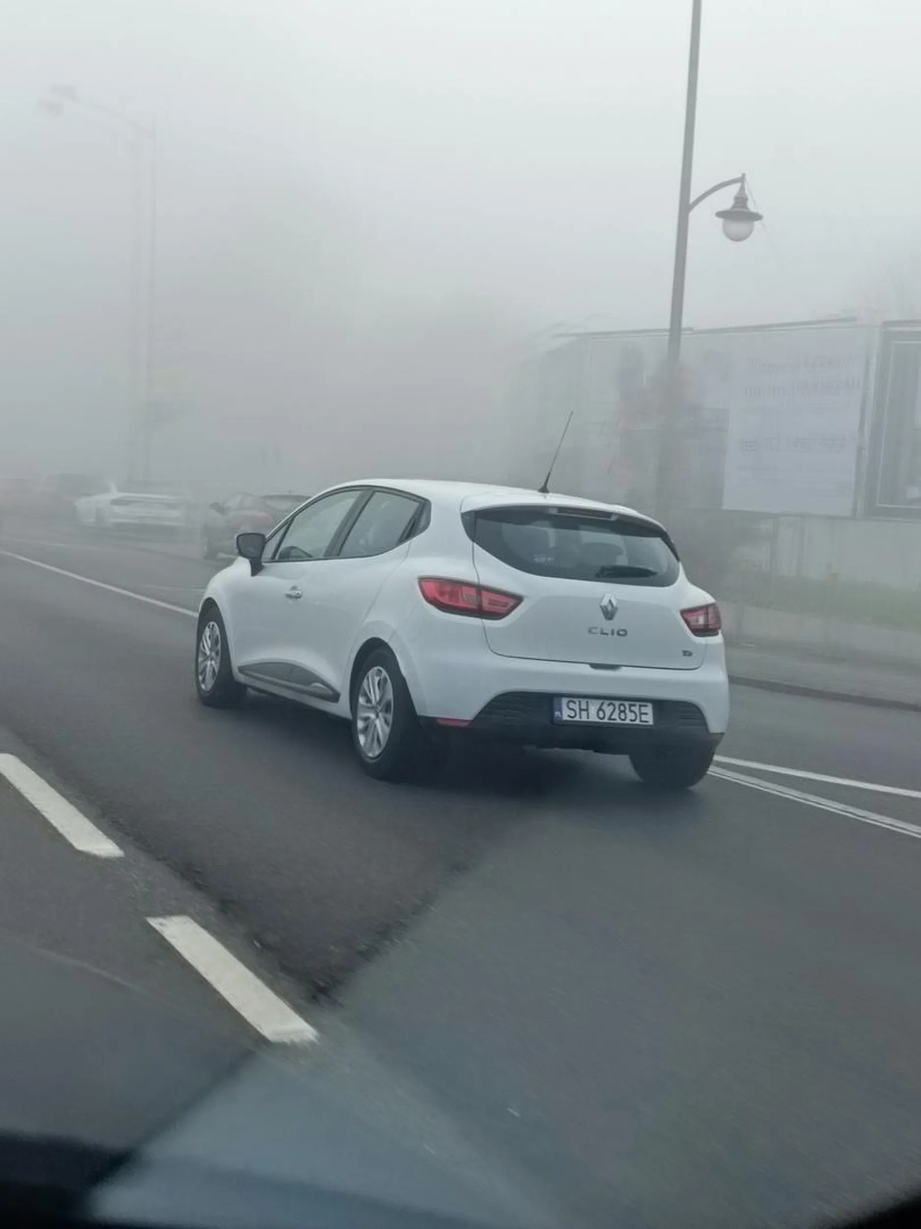 Widoczność ledwo 50metrow ( mocna mgła) pirat jedzie na dziennych tył nie oświetlony