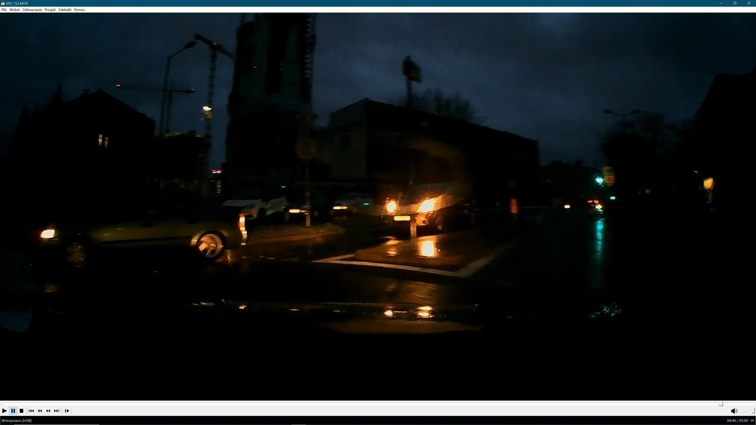 Wymusza nagłe hamowanie nie ustępując pierwszeństwa przejazdu dodatkowo gestykulując