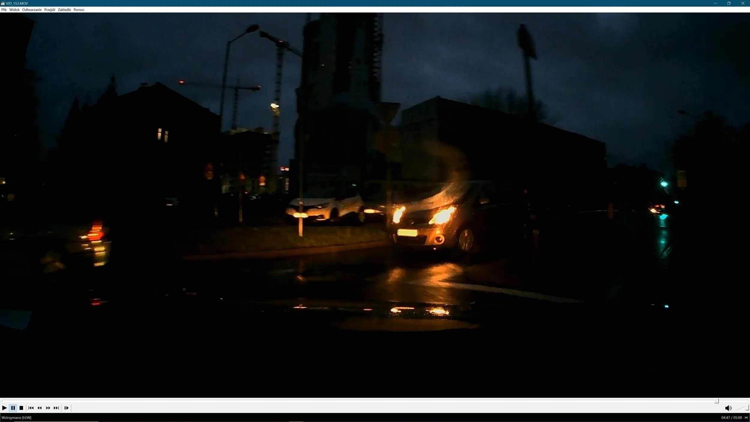 Wymusza nagłe hamowanie nie ustępując pierwszeństwa przejazdu dodatkowo gestykulując