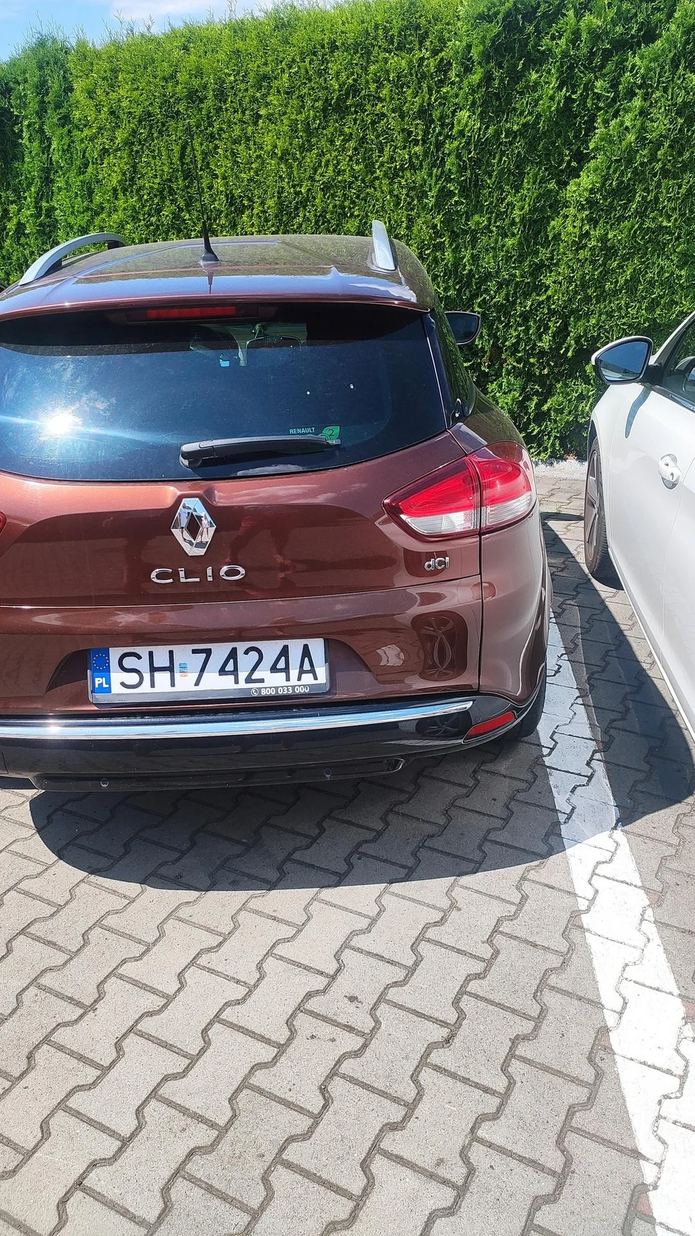 Gratuluję braku wyobraźni. Ty sobie elegancko wyszłaś/ wyszedłeś z samochodu. Ja musiałam wsiąść za kierownicę zamiast Męża, bo nie był w stanie wejść. Mi już też niewiele brakowało, a musiałabym wchodzić do środka os strony pasażera. Żałuję, że nie miałam karnego k.