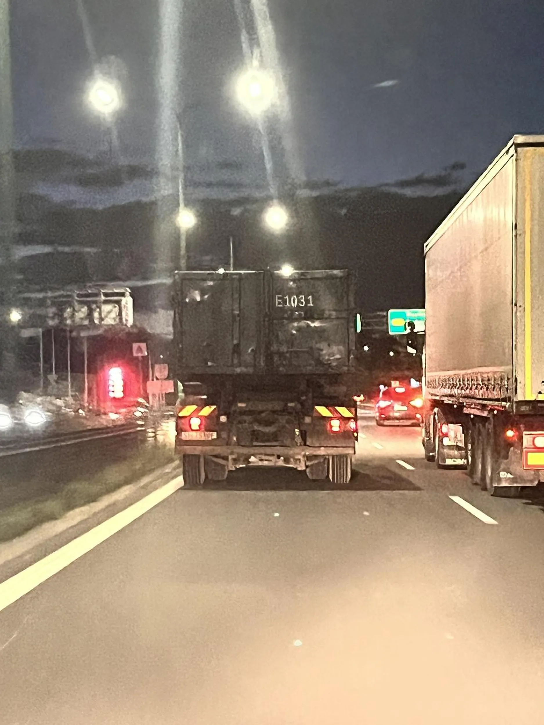 Kretyn nie potrafi zmieniać pasów, zajeżdża drogę i blokuje lewy pas tym swoim brudnym gratem (ledwo co widać rejestrację )