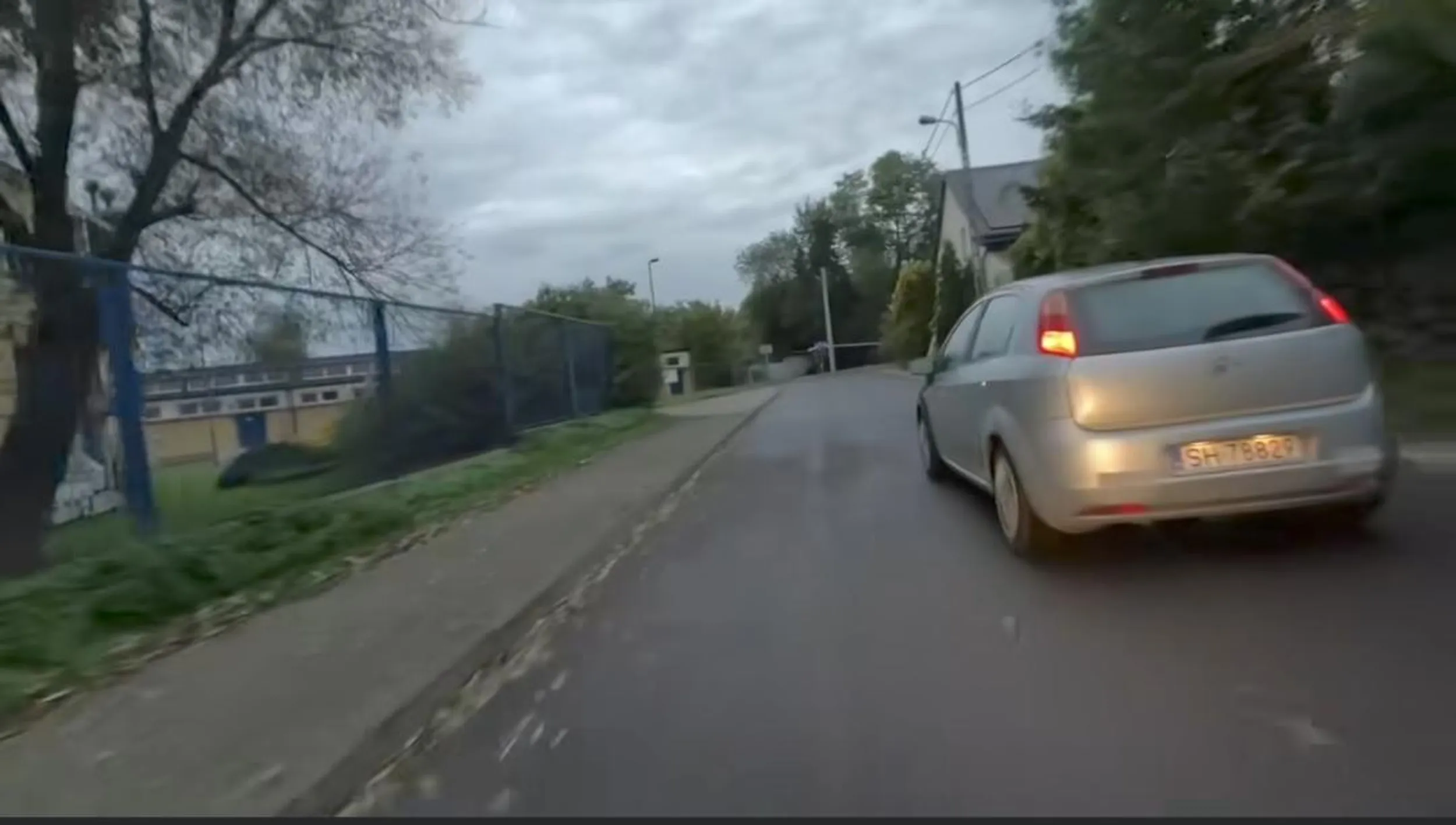 Wyjeżdża z posesji  bez rozglądania się