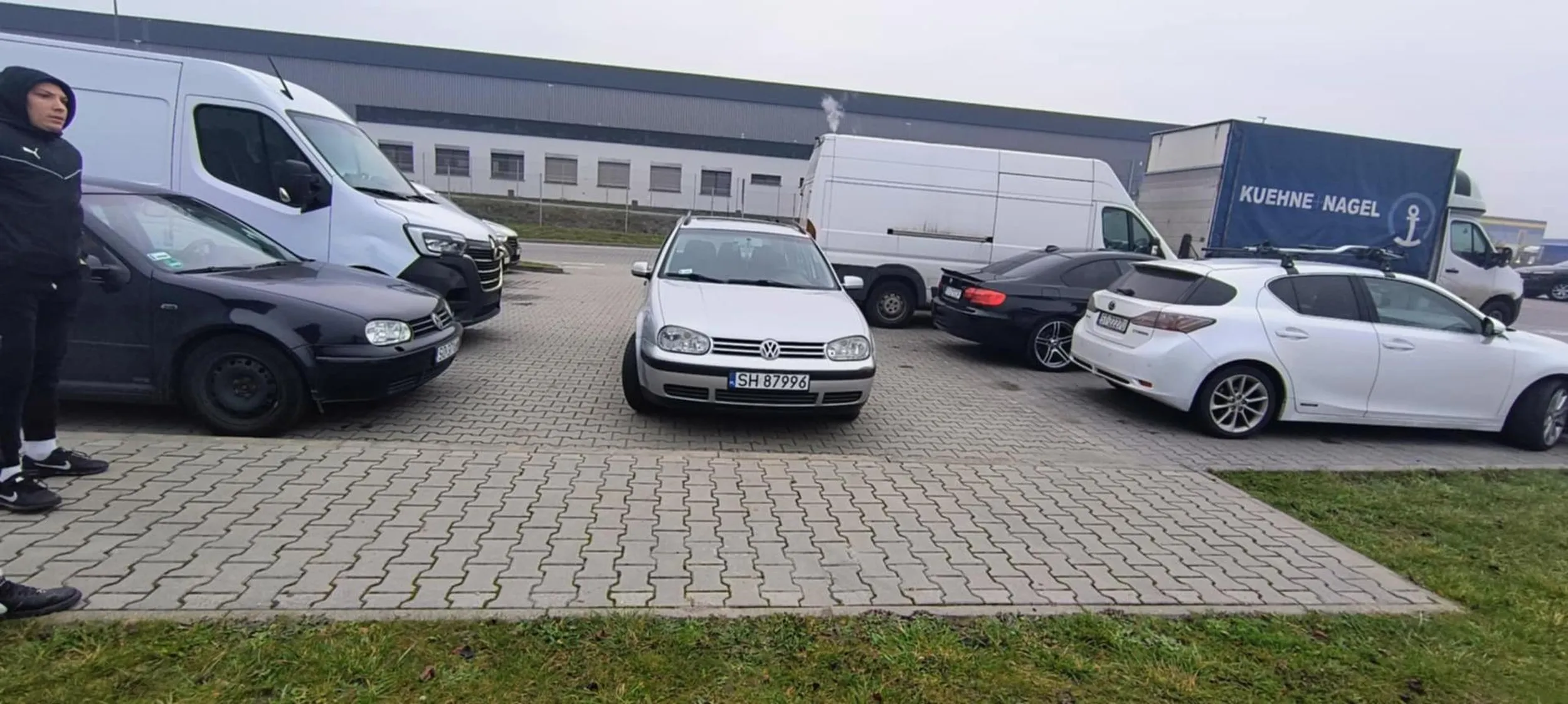 Ktoś nie potrafi parkować... Skończyłem pracę i chce wyjeżdżać do domu z parkingu (Strefa Sosnowiec) ale się nie da.. pan zaparkował na środku parkingu i nie da się nawet wyjechać... Oczywiście klasyk najważniejsze że on zaparkował ???