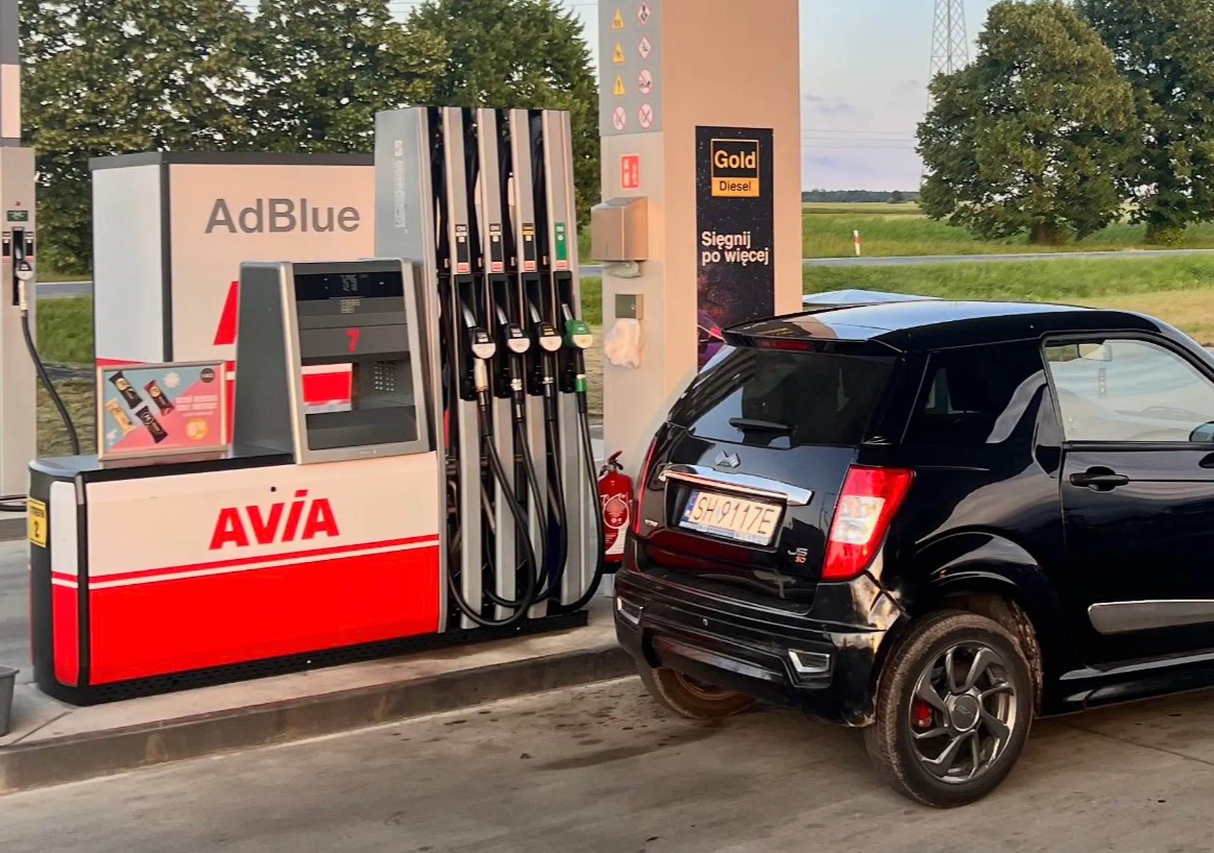 Ten wariat nie zapłacił za paliwo i odjechał