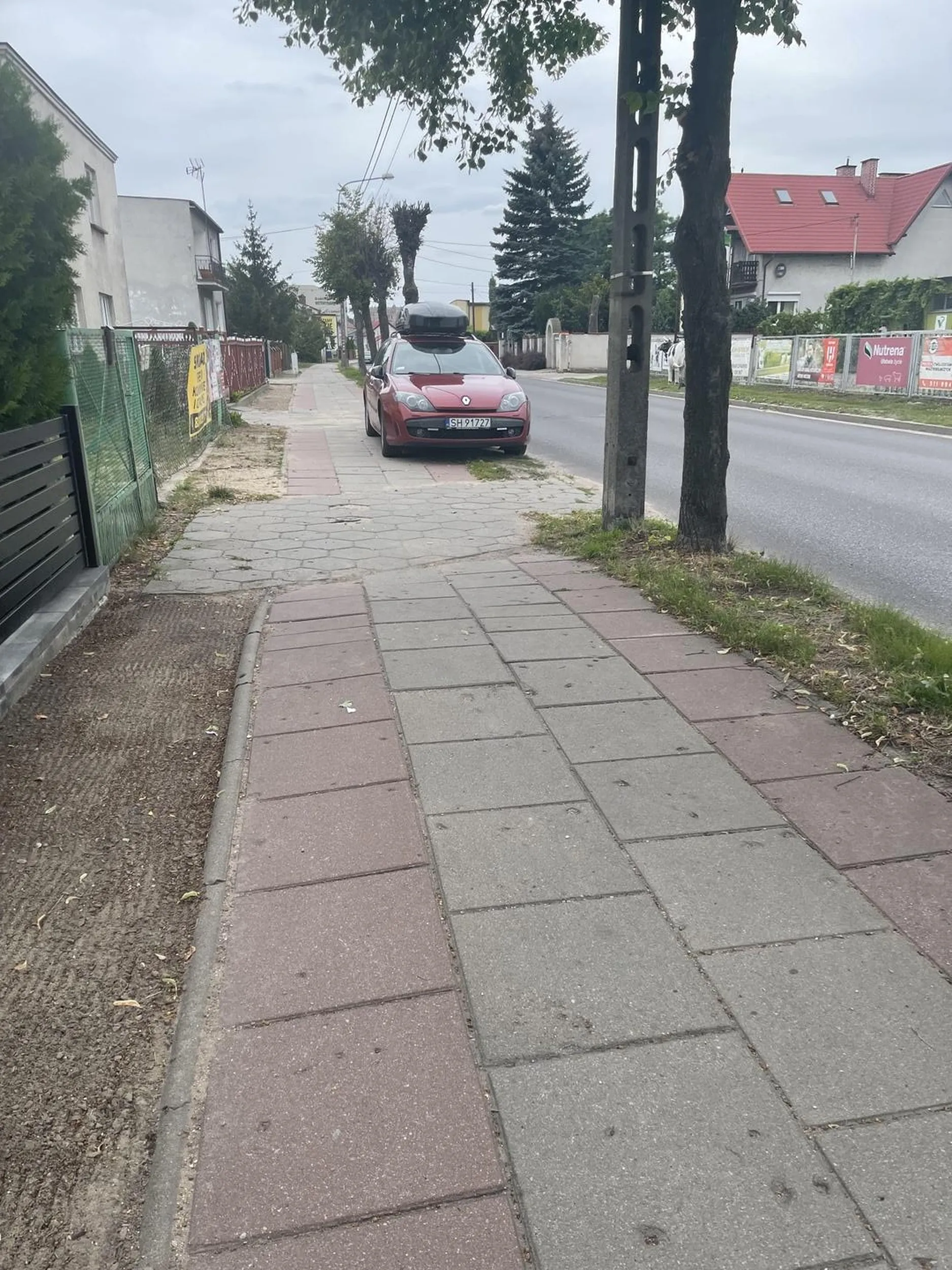 Na chodniku się nie parkuje, nie nauczyli Cię?