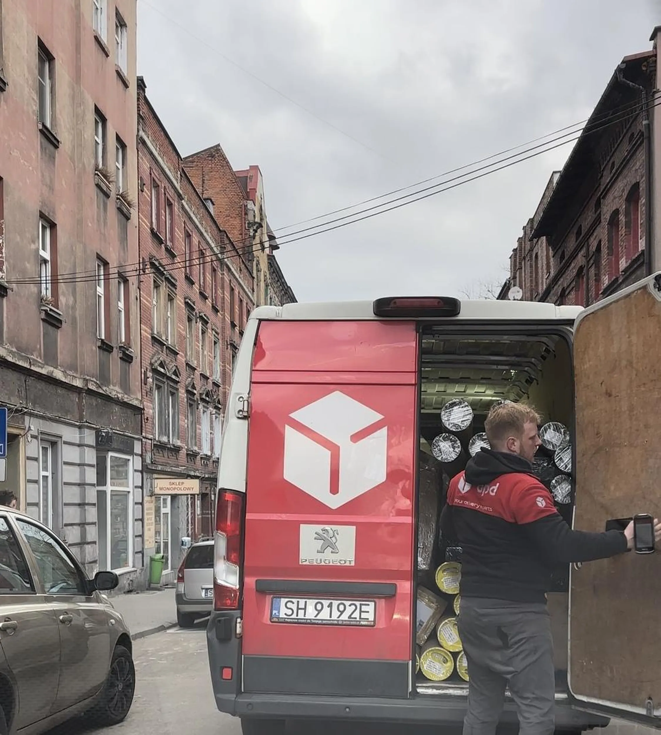 Zwykły sfrustrowany kurier z dużą nadwagą. Blokowanie drogi to jego największe hobby.