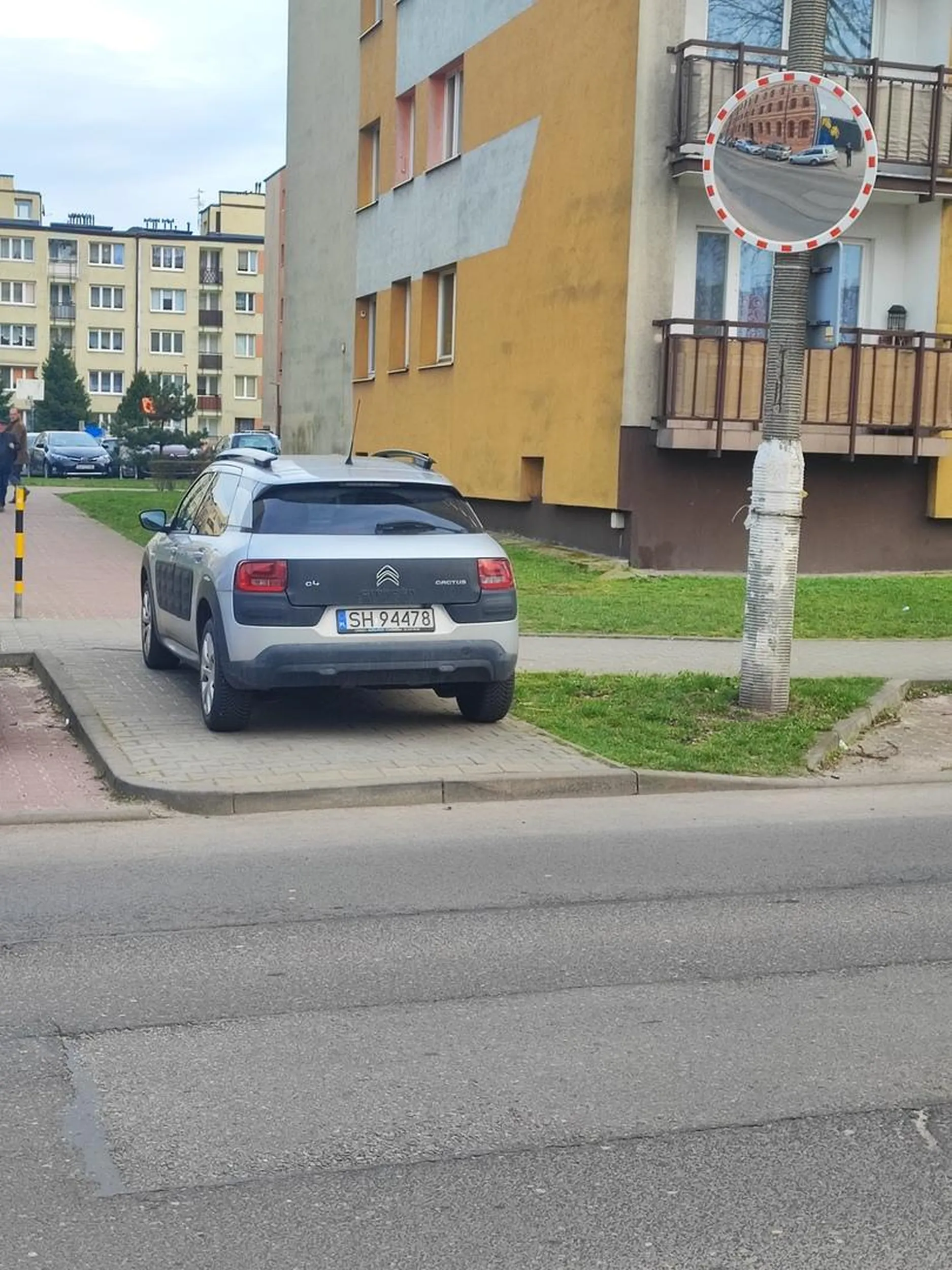 Kto temu kierowcy dał prawa jazdy? Chyba znalazł je w chipsach.kompletny baran