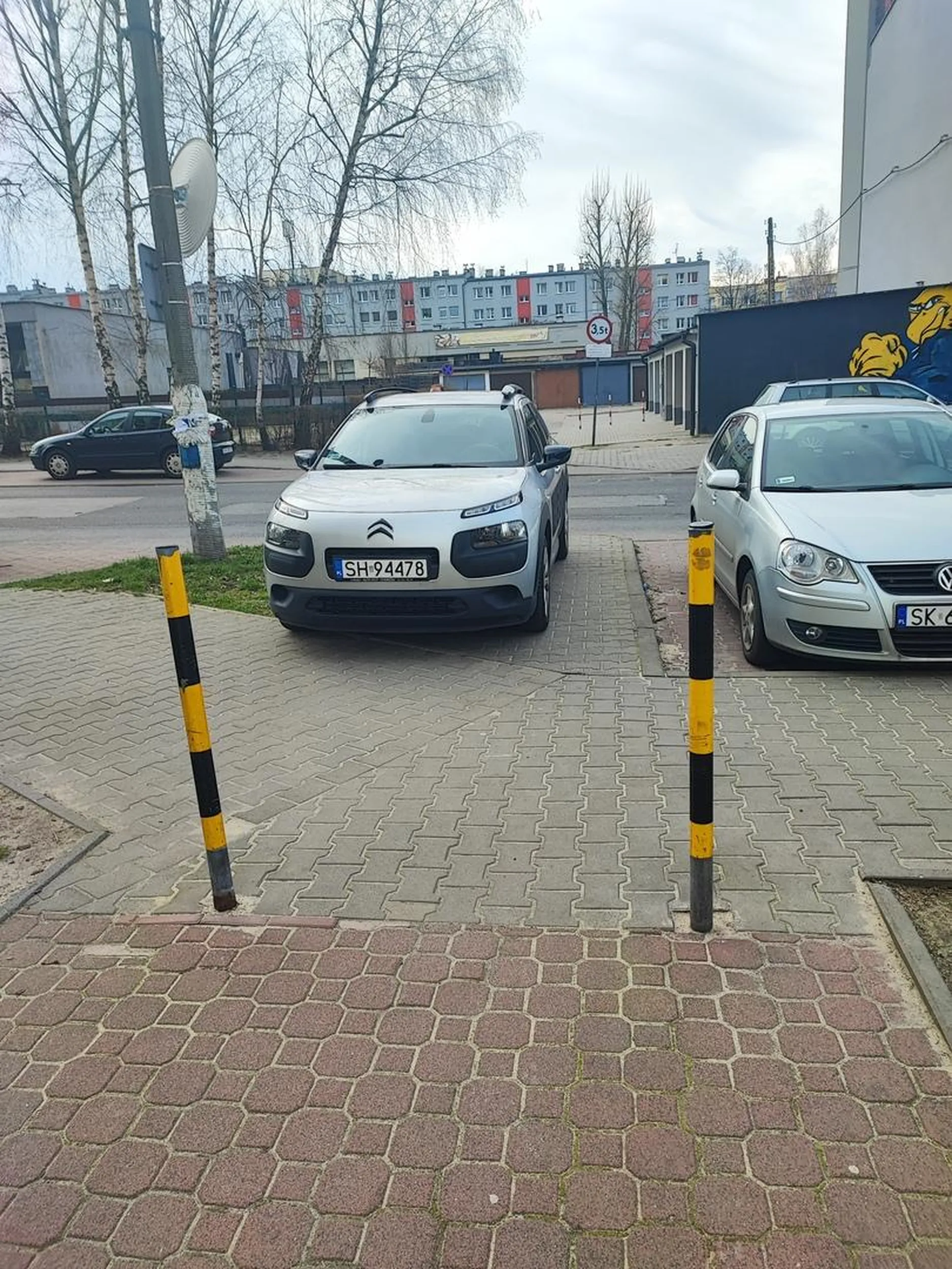 Kto temu kierowcy dał prawa jazdy? Chyba znalazł je w chipsach.kompletny baran