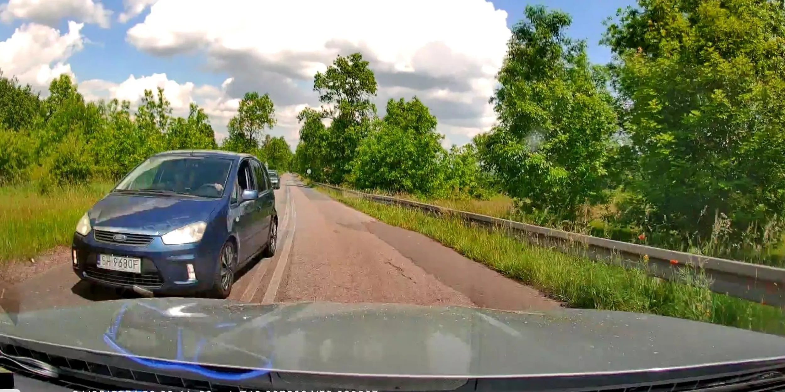 Wyprzedzanie na zakręcie podwójna ciągła finał na czołówkę