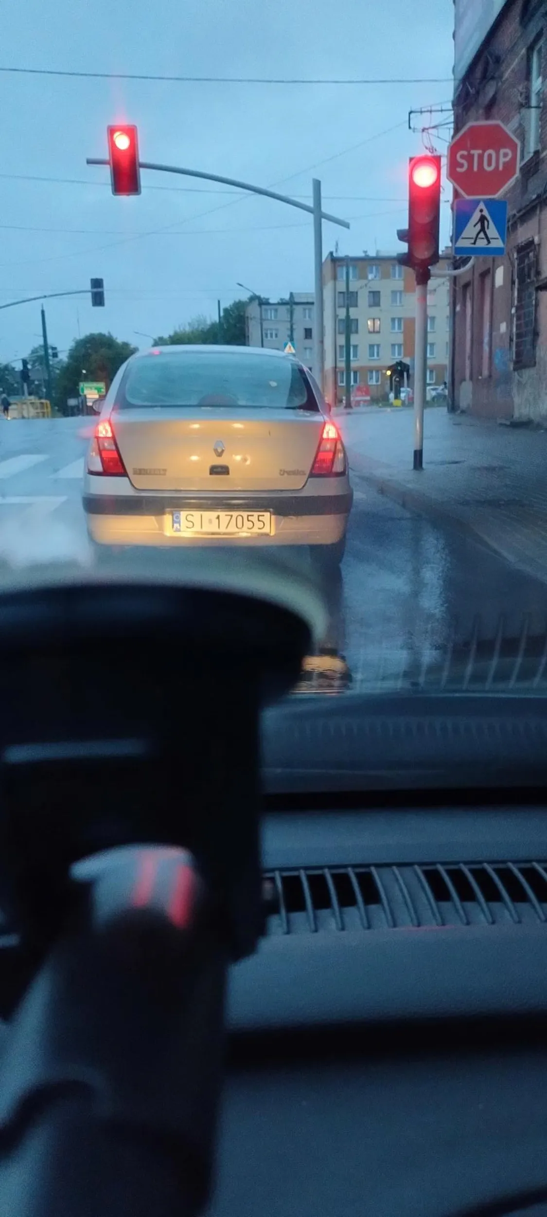 Polecam kierowcę przejeżdża przez środek ronda nie zwracając uwagi na innych uczestników ruchu.