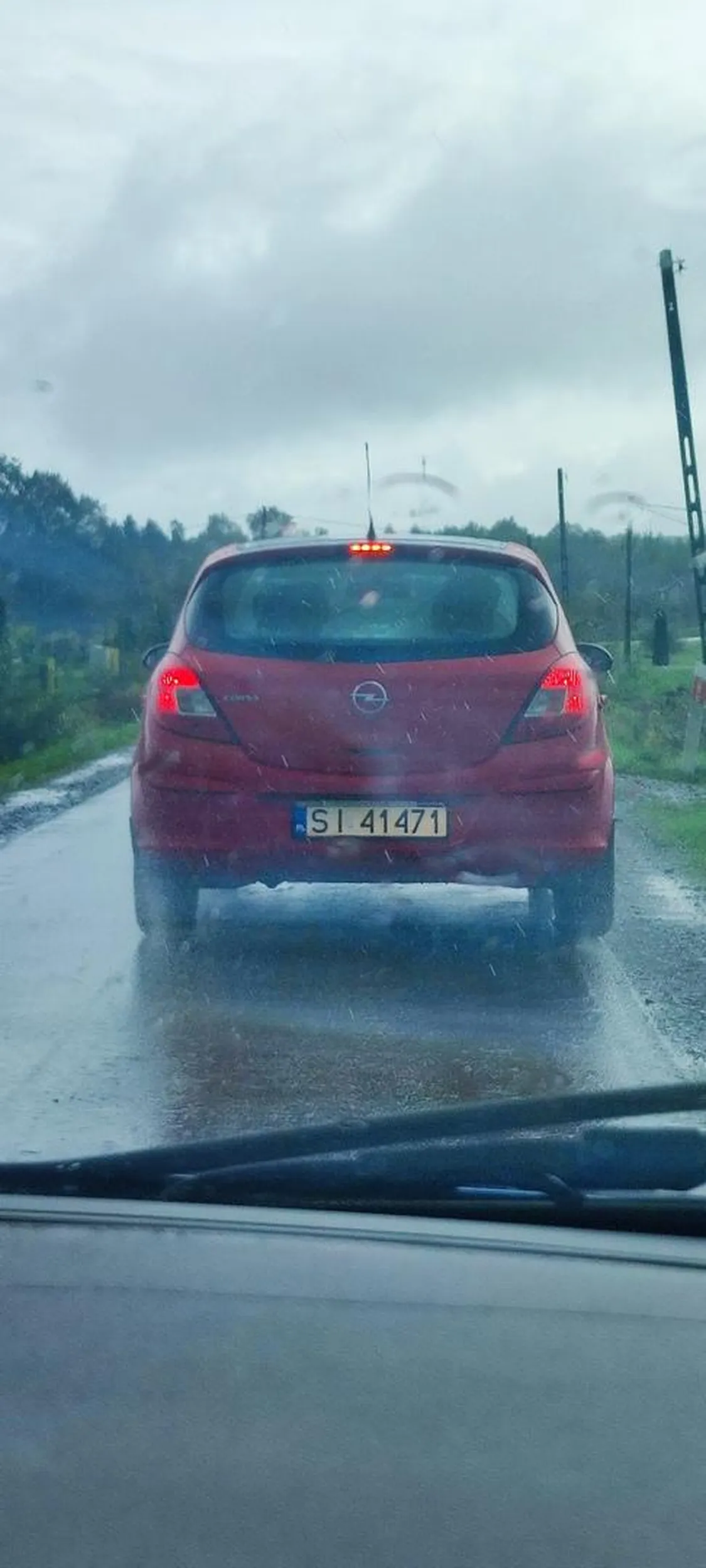 Kierowca specjalnie hamuje w miejscach gdy nie ma potrzeby powodując zagrożenie na drodze. Jeździ od boku do boku a następnie środkiem