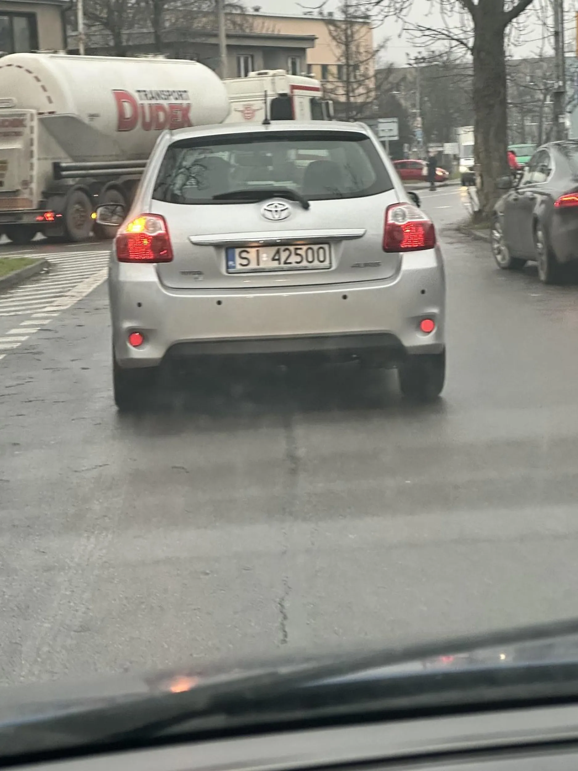 Ameba totalna. Nie potrafi jeździć. Jeżeli jest znak ustąp pierwszeństwa to masz ustąpić pierwszeństwa. Nie obchodzi mnie że masz 80 lat. Jeżeli jesteś ślepy to nie wsiadasz za kierownicę. Gdyby nie fakt że jechałam z dzieckiem to bym nawet nie próbowała hamować i skończyło by się. Następnie tamowałeś ruch szukając miejsca obok targu. Jak nogi nie takie to nie wychodź z domu.