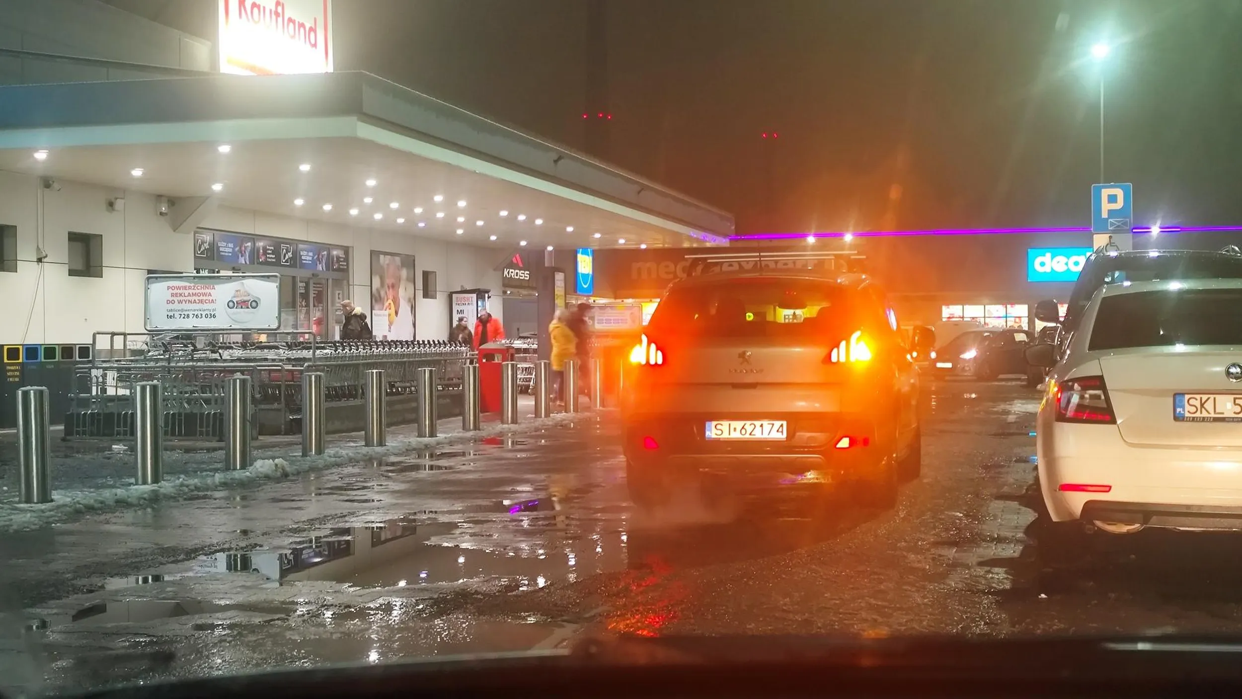 Parking na Kauflandzie, księżniczka nie może stanąć normalnie na miejscu parkingowym. Awaryjne i można iść po paczkę do paczkomatu....