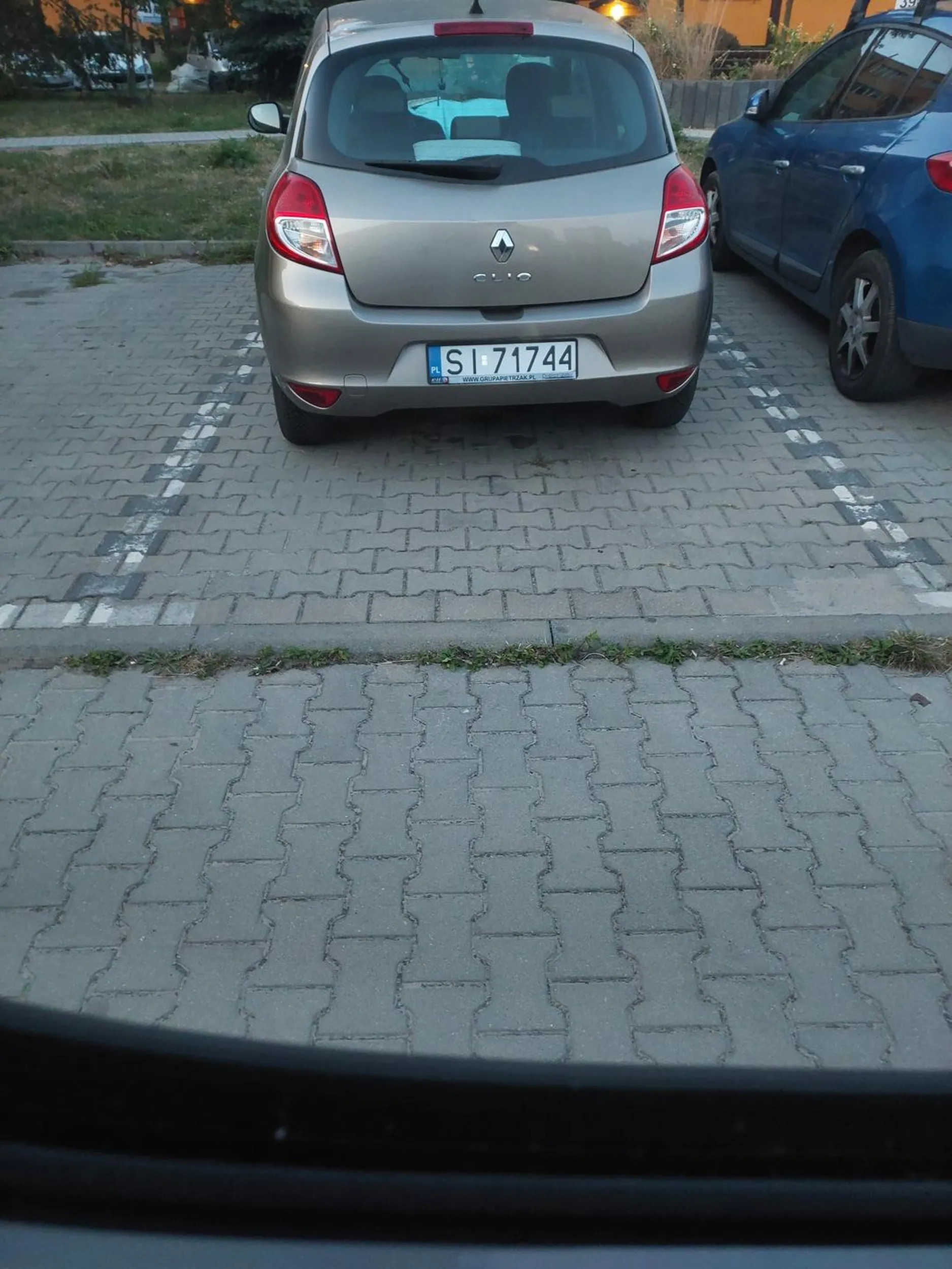 Naucz się parkować cipo. Masz dwie proste kreski namalowane, a i tak staniesz jak ostatnia ofiara.