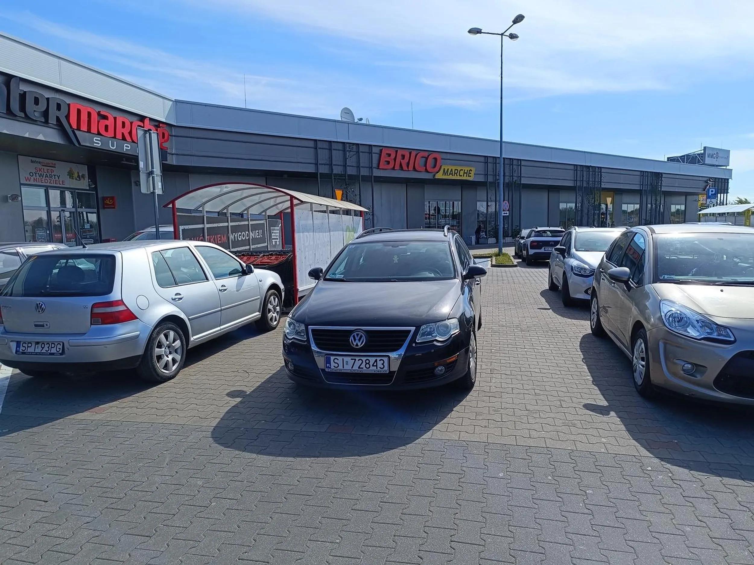 Na pytanie, dlaczego Pani tak zaparkowała? Pani odpowiedział bo takie miała widzimisię . Myślę że przydały by się dodatkowy kurs parkowania . Zrozumie jeśli kierowca stawia nieprawidłowo swoje auto obok kogoś kto tak zrobił wcześniej . Ale nie rozumie dlaczego robić to tak umyślnie  gdy jest wystarczająco do około miejsca