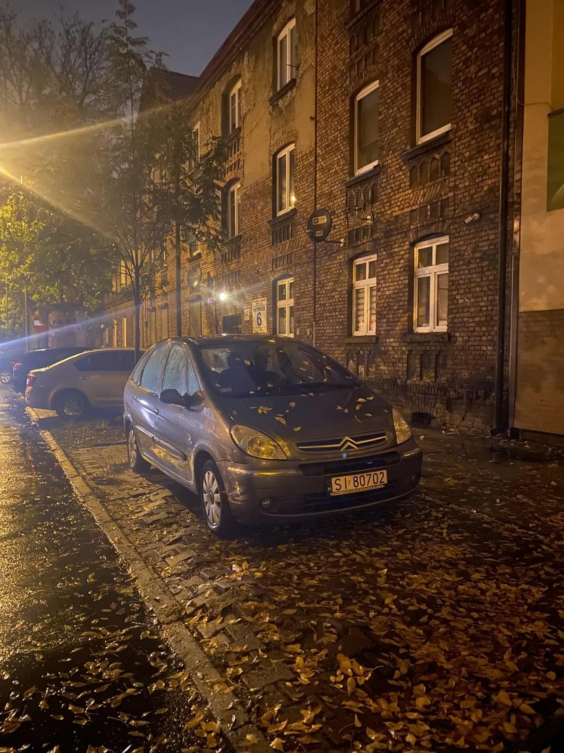 Fajnie że sobie zaparkowałes/aś, ale lepiej byłoby gdybyś nauczył/a sie parkować nie zajmując przy tym miejsca gdzie smiało zmieszcza sie jeszcze dwa samochody, nie pozdrawiam sąsiadka :*