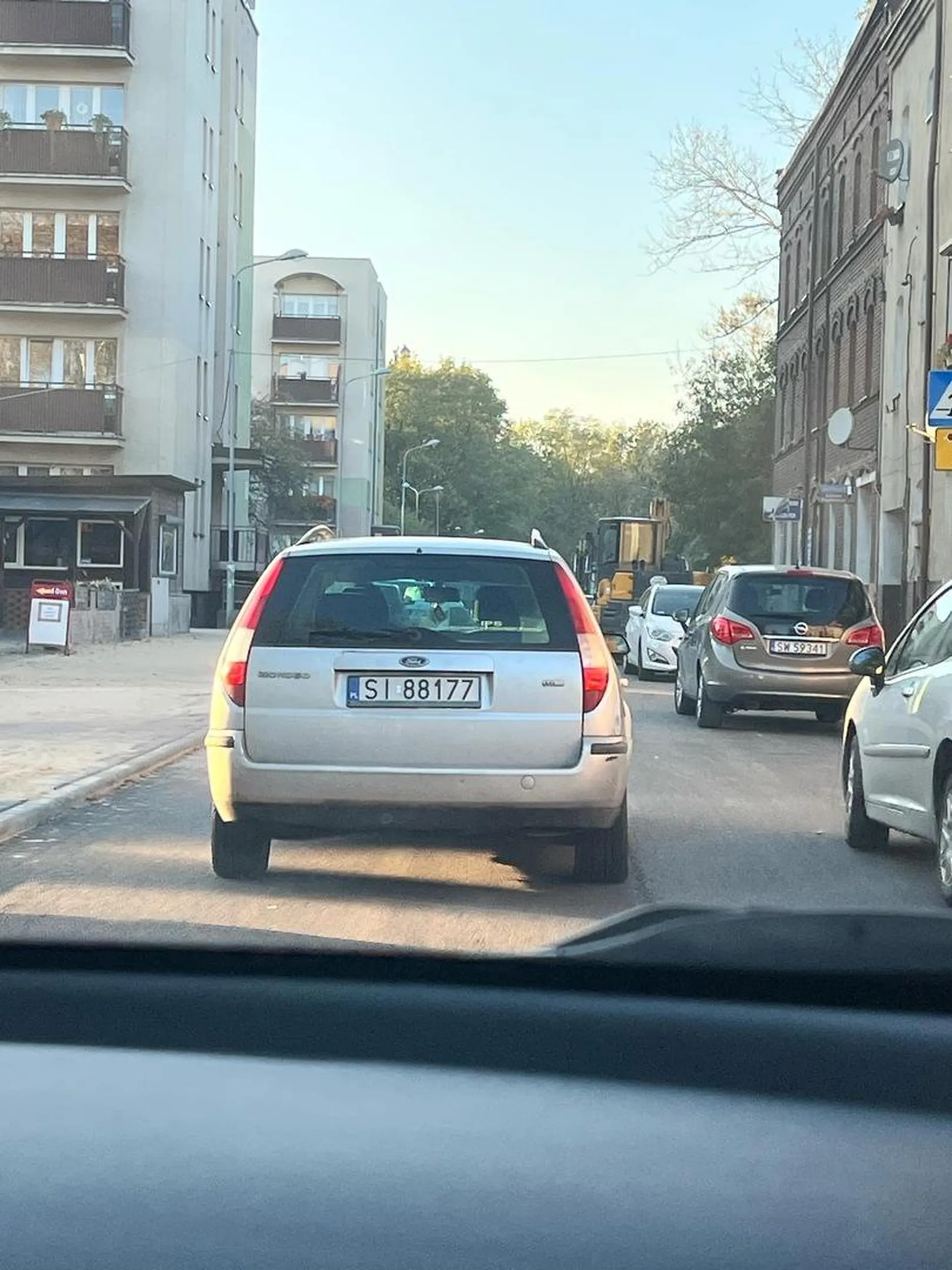 Kobieta jadąca tym autem ścięła zakręt prawie doprowadzając do czołówki. Po zawróceniu za nią  i podejściu na światłach do auta pokazała faka i pojechała. KRETYNKO ZABIJESZ KIEDYŚ KOGOŚ. A twój tępy ryj na pewno nie grzeszy inteligencją a ten palec wsadź sobie w nos i obudź szarą komórkę.