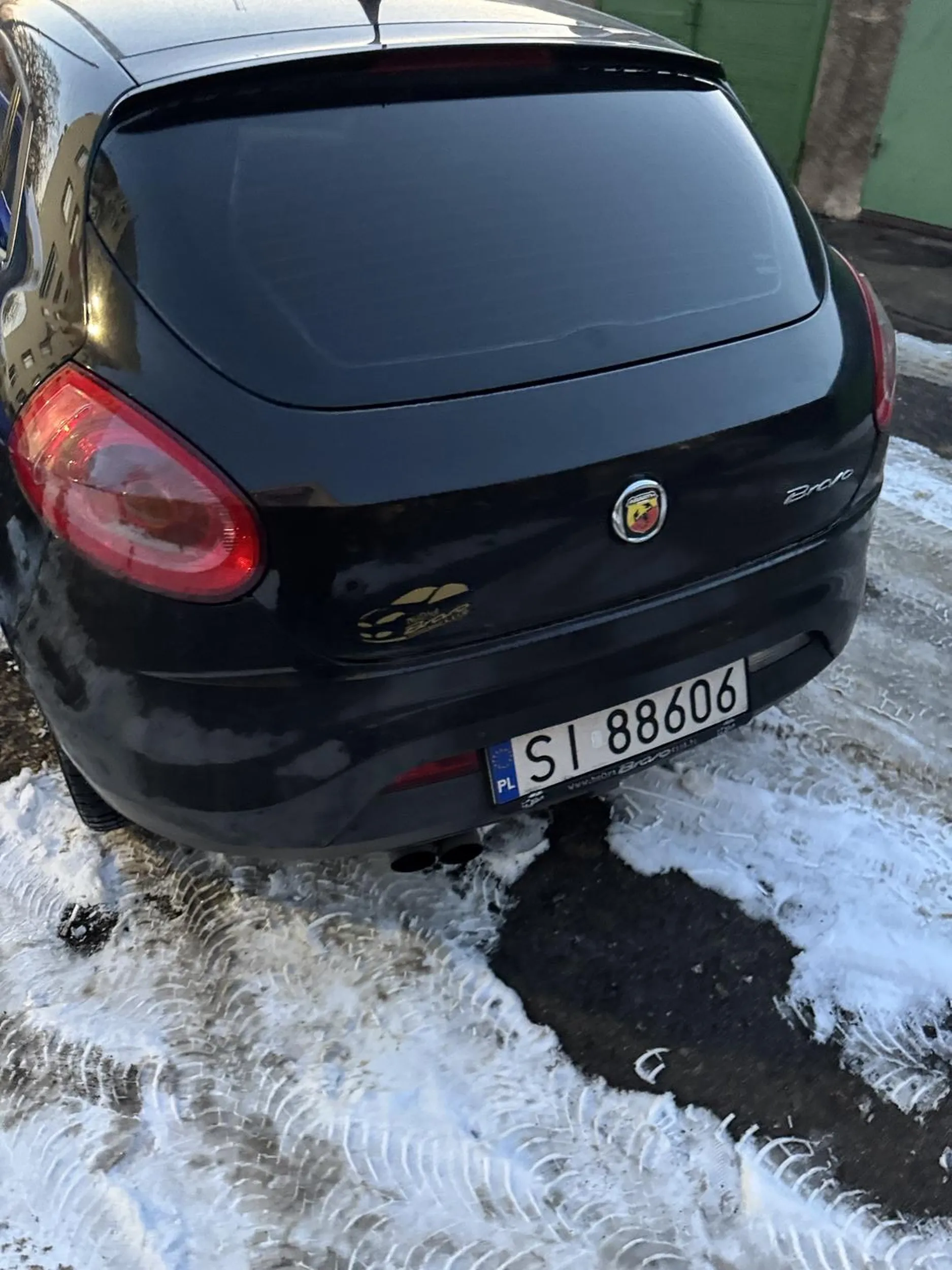 Kretyn razem z kolegą nie potrafią parkować, zastawiają inne samochody i wjazd kilku garaży