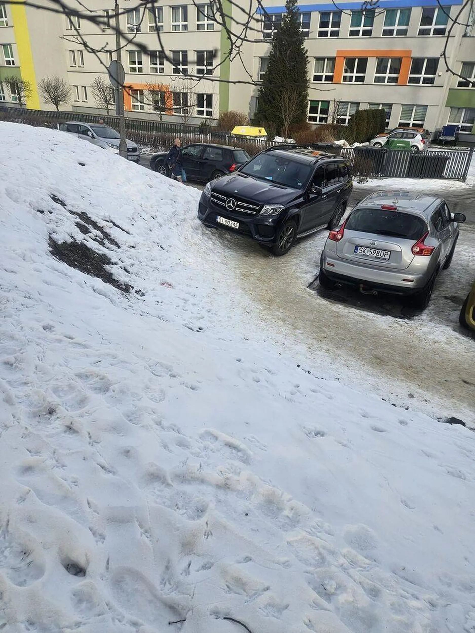 nie pozdrawiam Pana który jak ostatni burak postanowił zaparkować na całym chodniku. dramat...