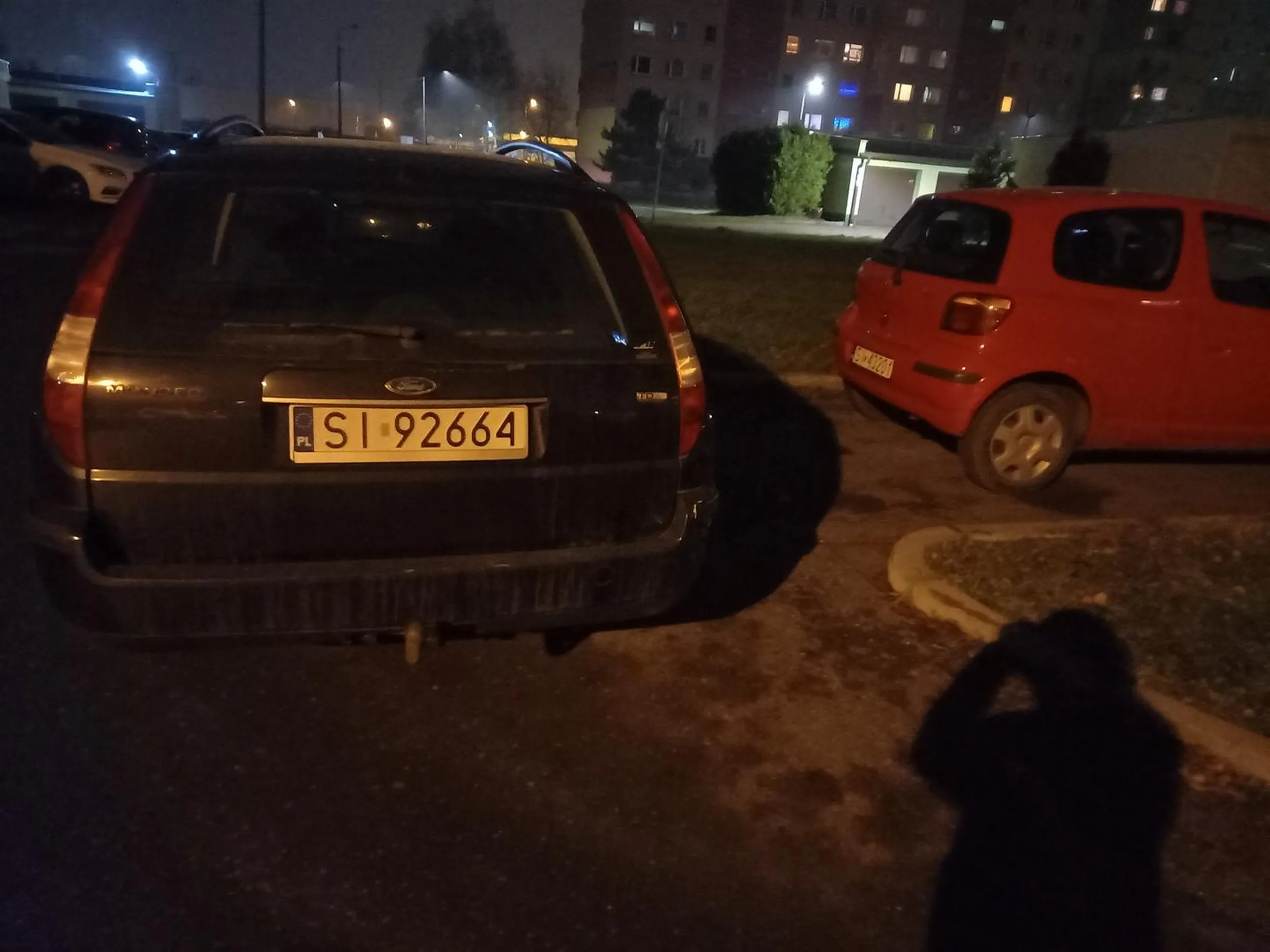Blokuje wyjazd z miejsca parkingowego