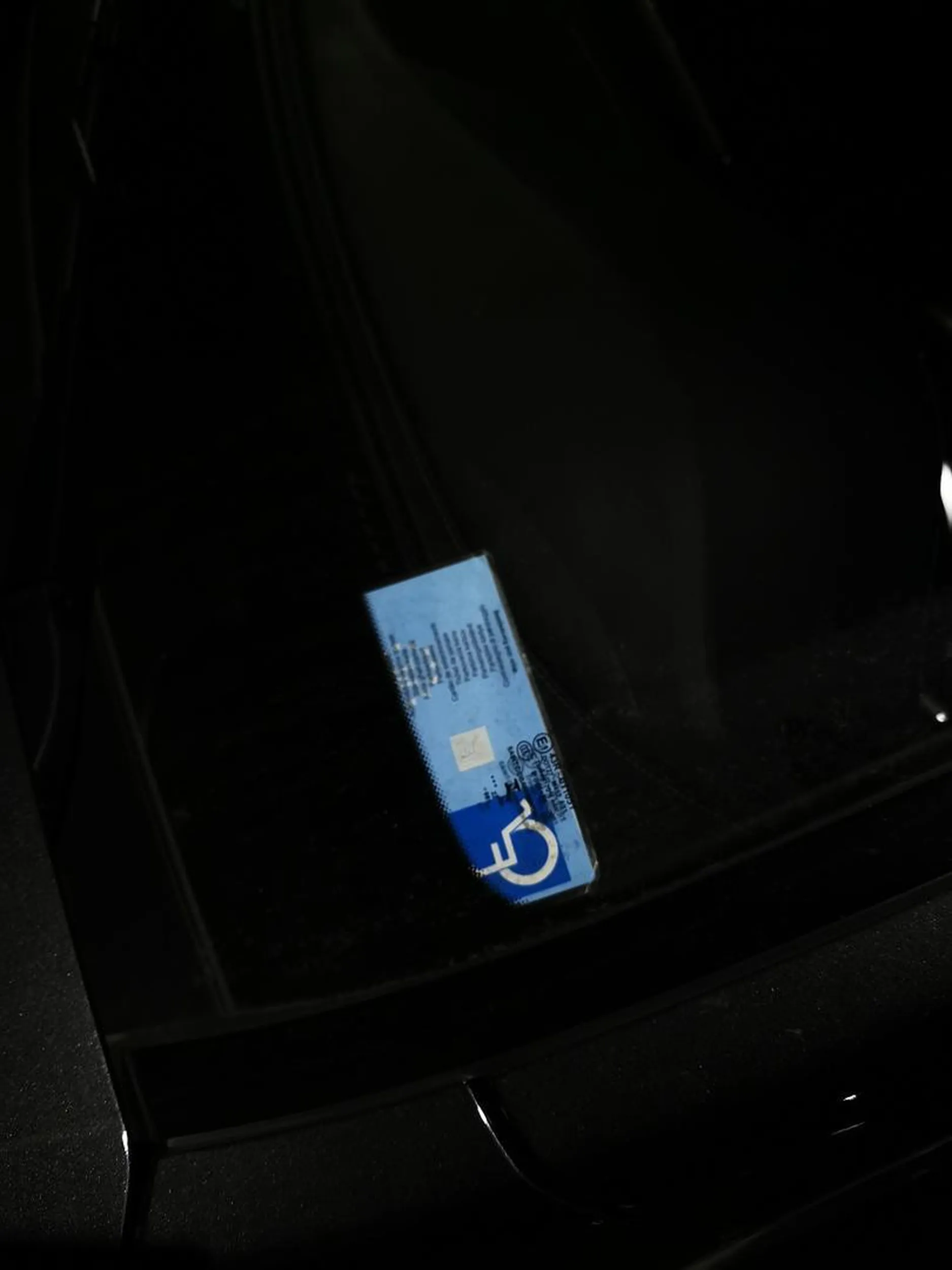 Można zająć miejsce dla osoby niepełnosprawnej, mając za szybą "kartę parkingową" z ukrytymi danymi ważności tej karty...