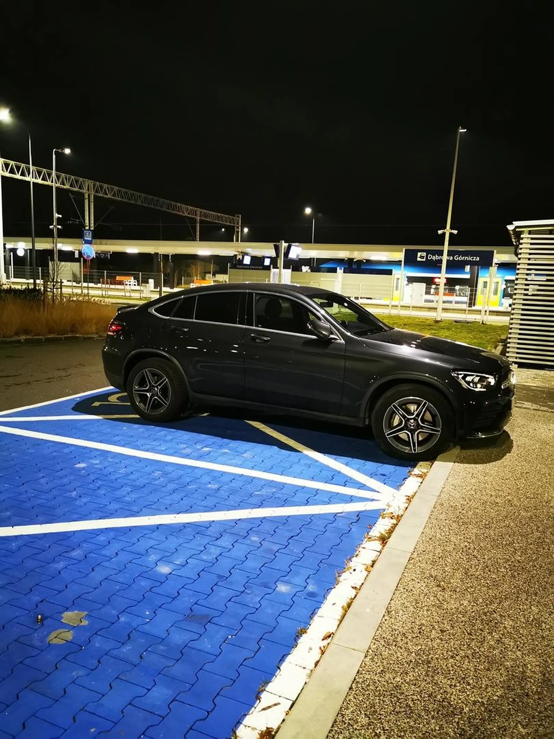 Można zająć miejsce dla osoby niepełnosprawnej, mając za szybą "kartę parkingową" z ukrytymi danymi ważności tej karty...