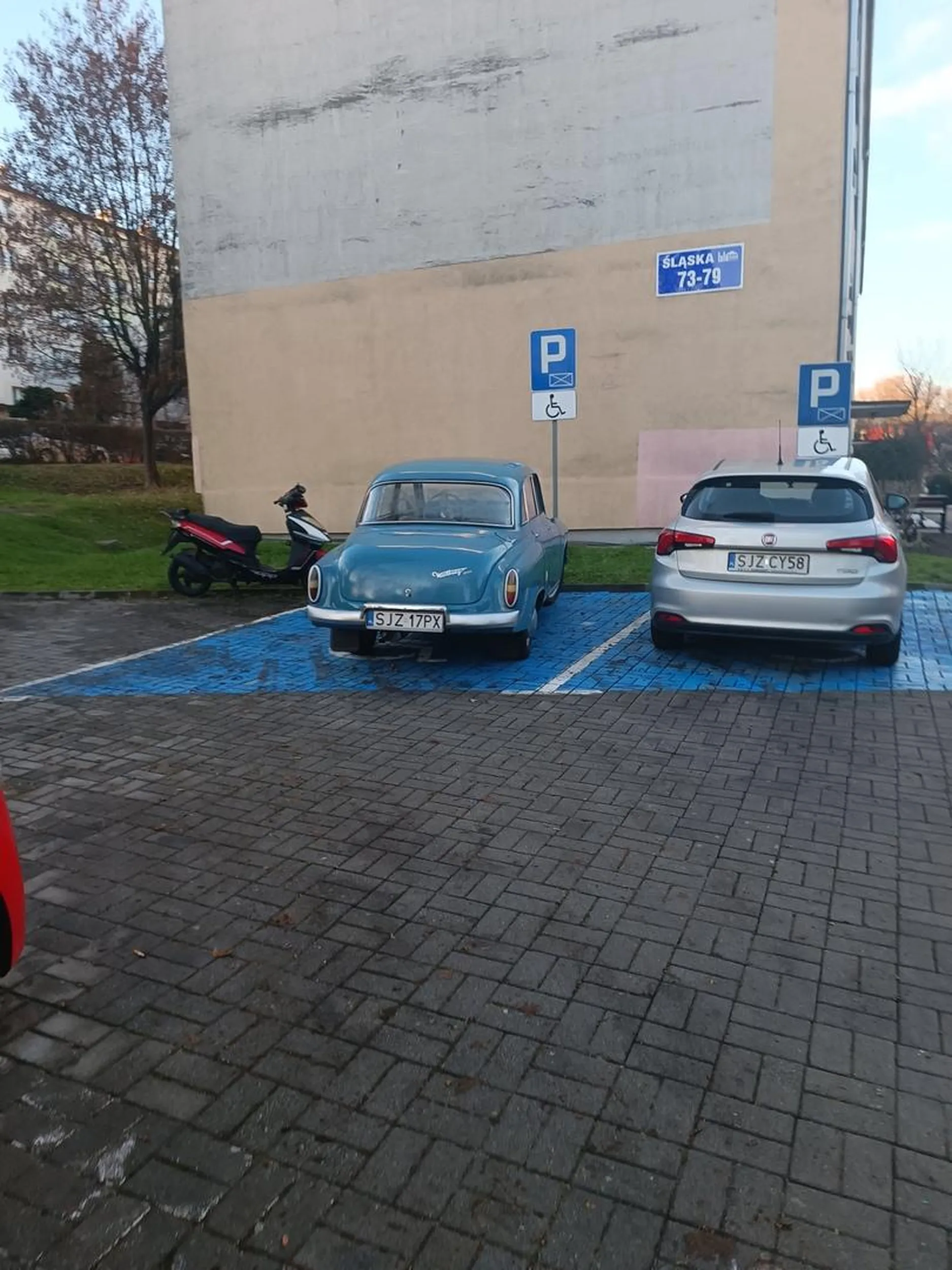 Staje jako inwalida, a nim nie jest. Odpala tego strucla między blokami i wszystko zadymione. Daj te gówno na złom.