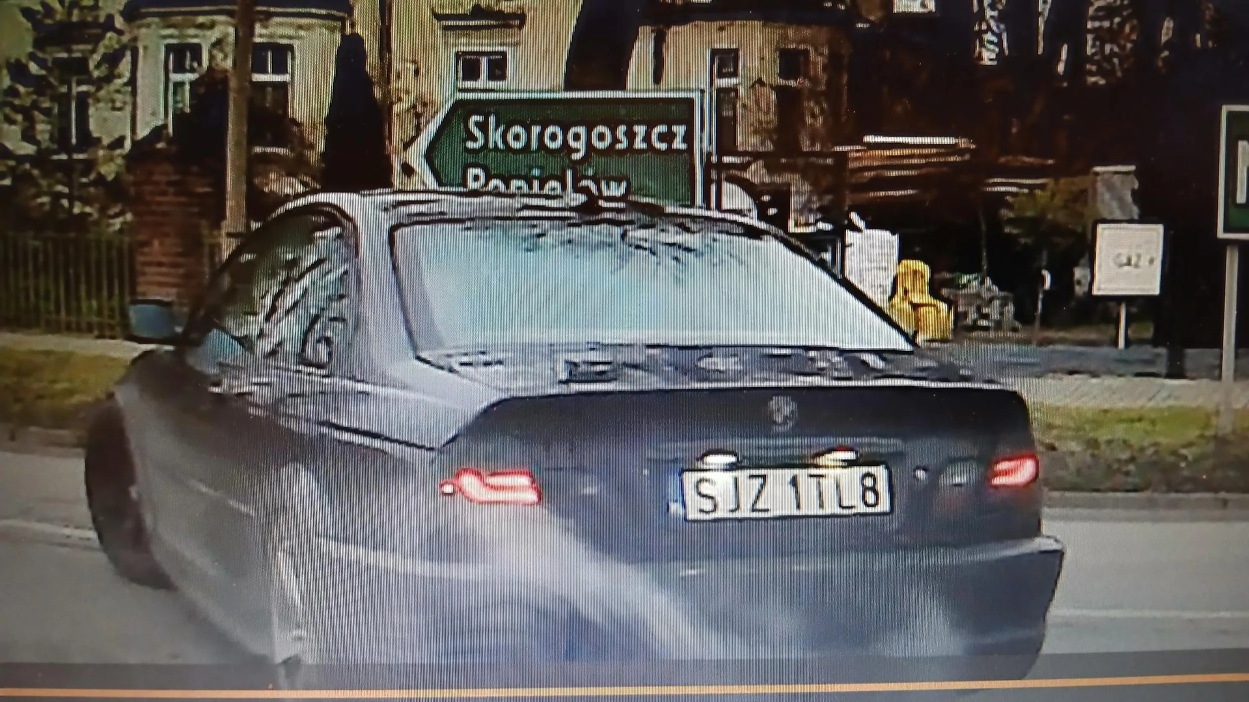 Uwaga na tego ćpuna, bo jeździ cały czas na ostrym haju. Obecnie kręci się po gminie Lewin Brzeski. To jego czarne padło kompletnie nie ma odejścia, wyje, pierdzi, strzela w stolec, ale za to WIELKIE ZERO na przyśpieszenie. Kompletna padlina tak jak jego pseudo kierowca, dno!