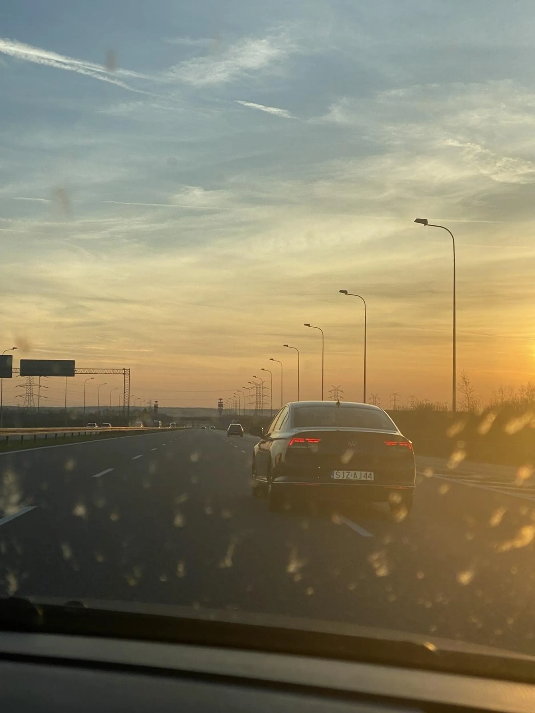 Alimenciarz, przyspiesza i zwalnia, wyprzedza na pustej trasie prawym psem l ogólnie dziwny chłop.