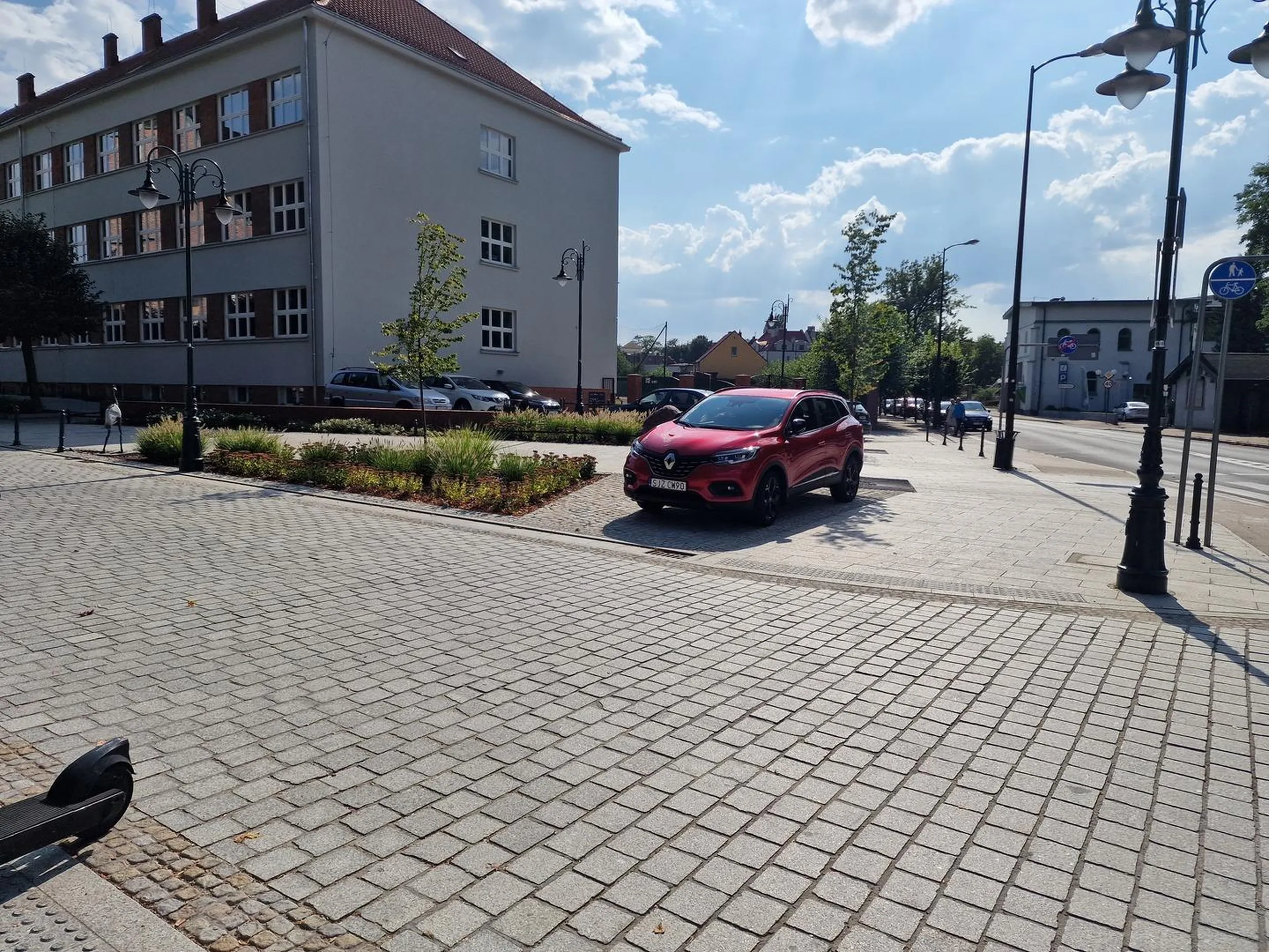 Parkowanie na chodniku mimo że parking jest 5m po drugiej stronie