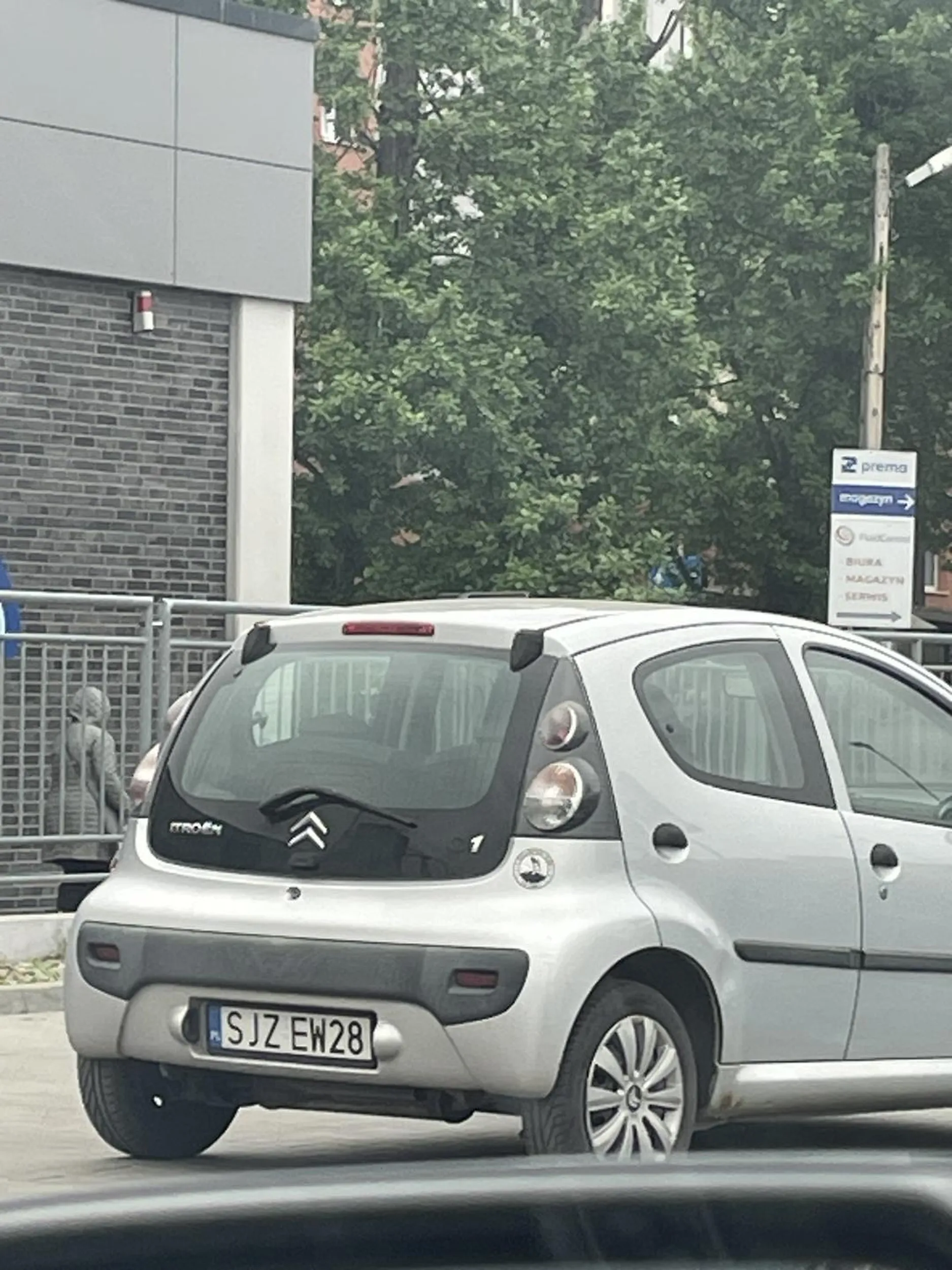 Połowa parkingu pod sklepem Aldi w Katowicach wolne a paniusia zaparkowała sobie na drodze wożącej do poruszania się po tym parkingu. Bezmózg z ciebie o tyle, oddaj prawko