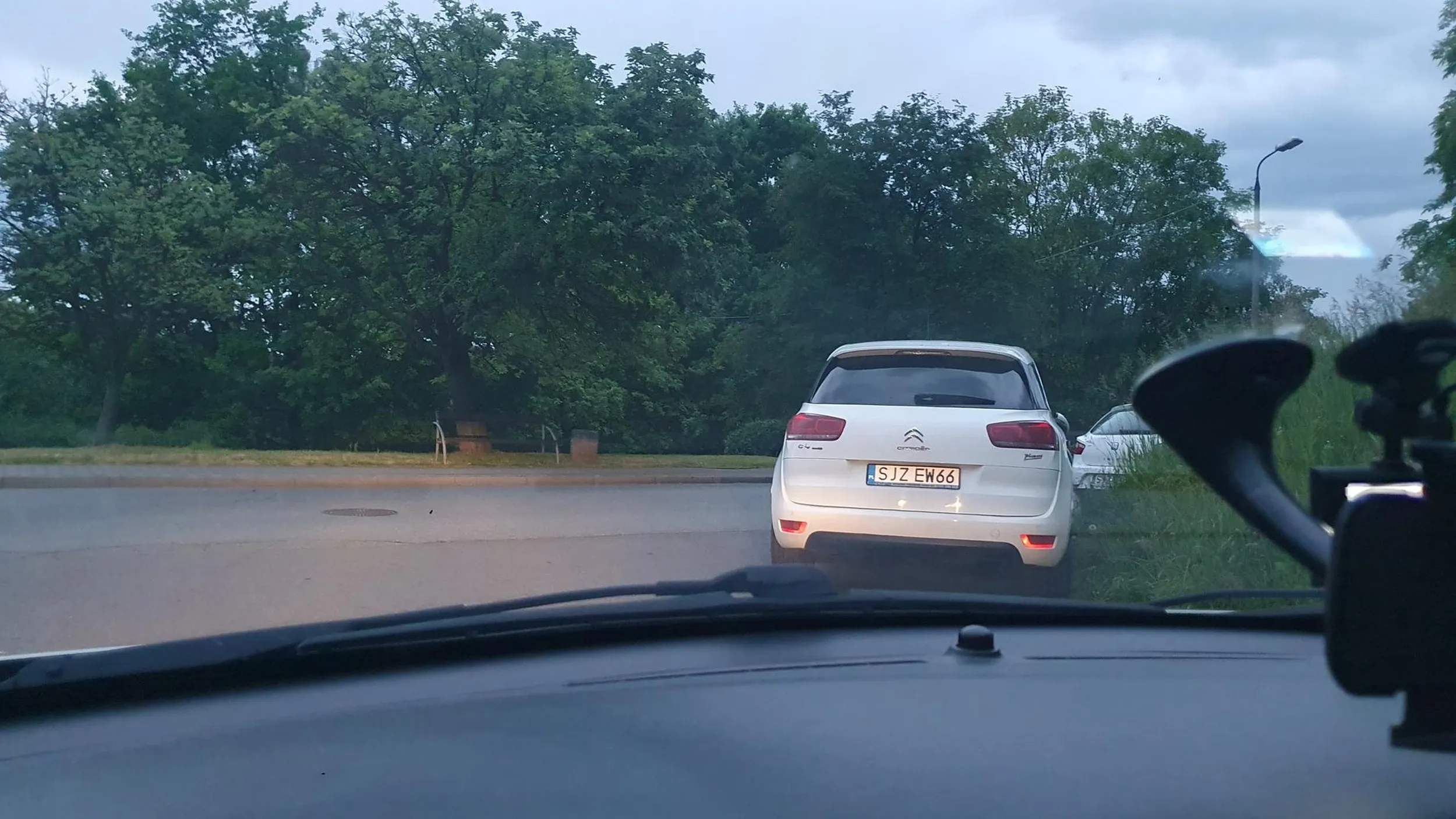 Rozumiem parkować w różnych dziwnych miejscach, ALE CZASEM TO JEST JAKIS SZCZYT. Następnym razem będzie naklejka.