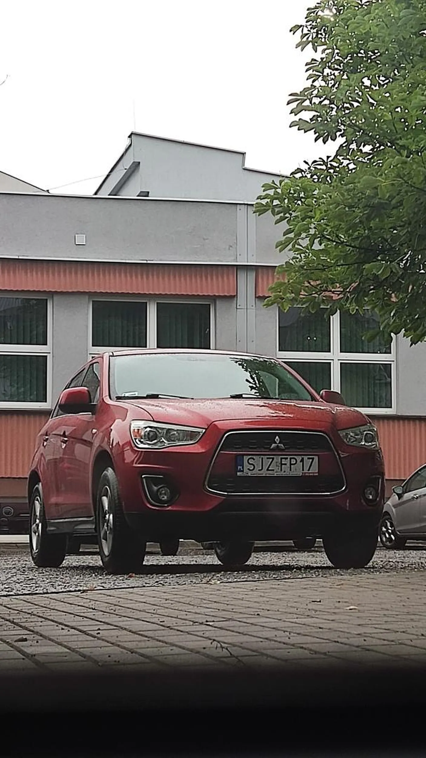 Pani blokuje wejście do szkoły, dobudówka zablokowana!!!!